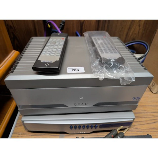 Quad 909 stereo power amplifier and a Quad 99 preamplifier (...