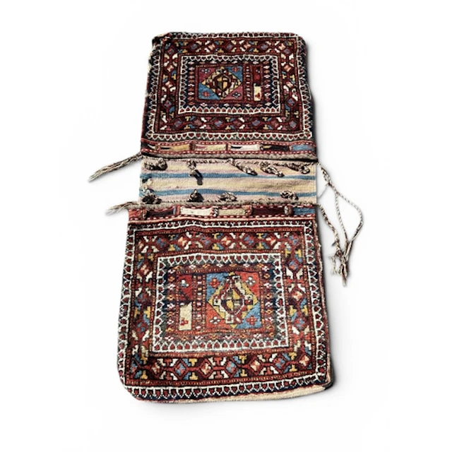 AN ANTIQUE SADDLEBACK TRIBAL RUG 134 x 60 cm