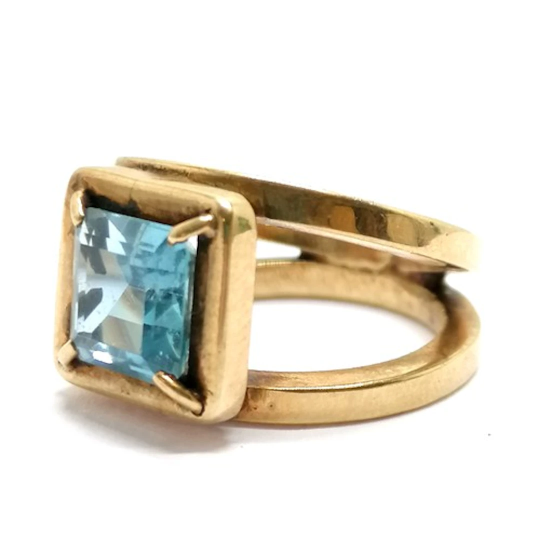 9ct hallmarked gold aquamarine stone set ring with split sho...