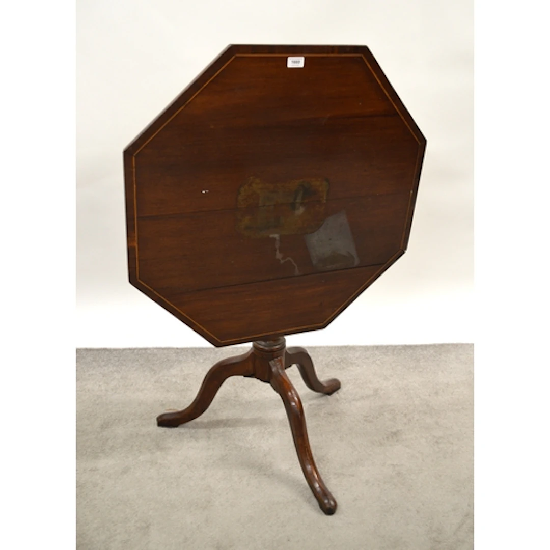 George III octagonal mahogany pedestal table, on turned cent...