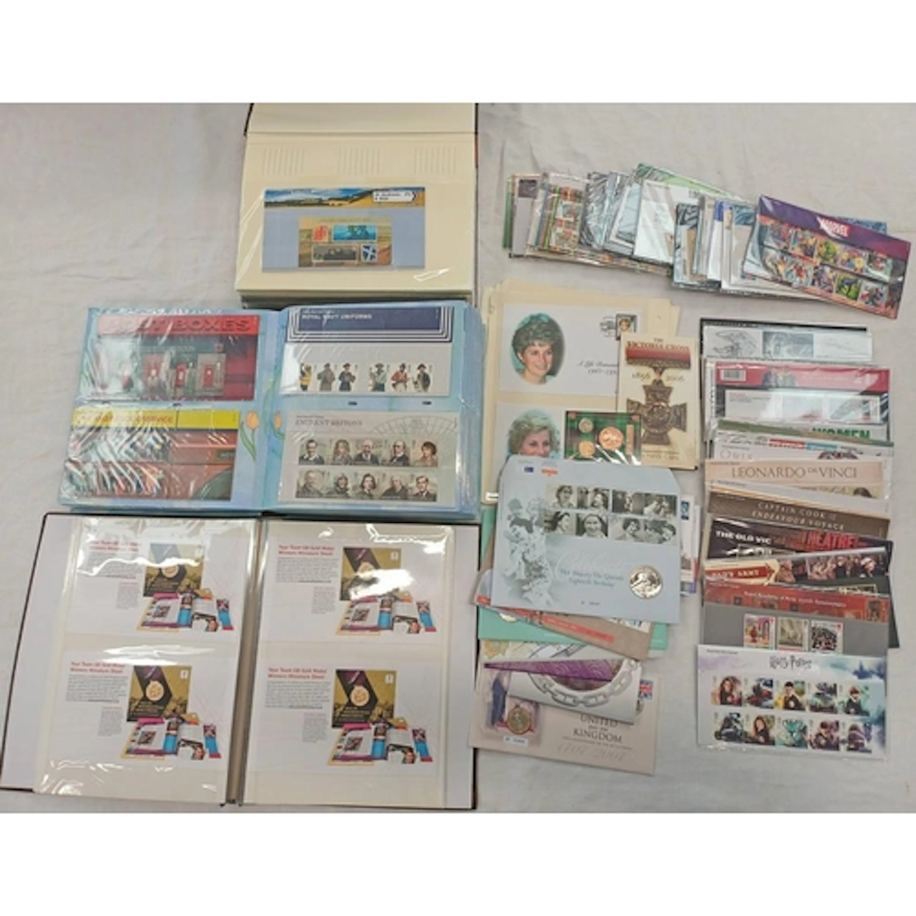 GOOD SELECTION OF VARIOUS COIN COVERS, PRESENTATION PACKS, E...