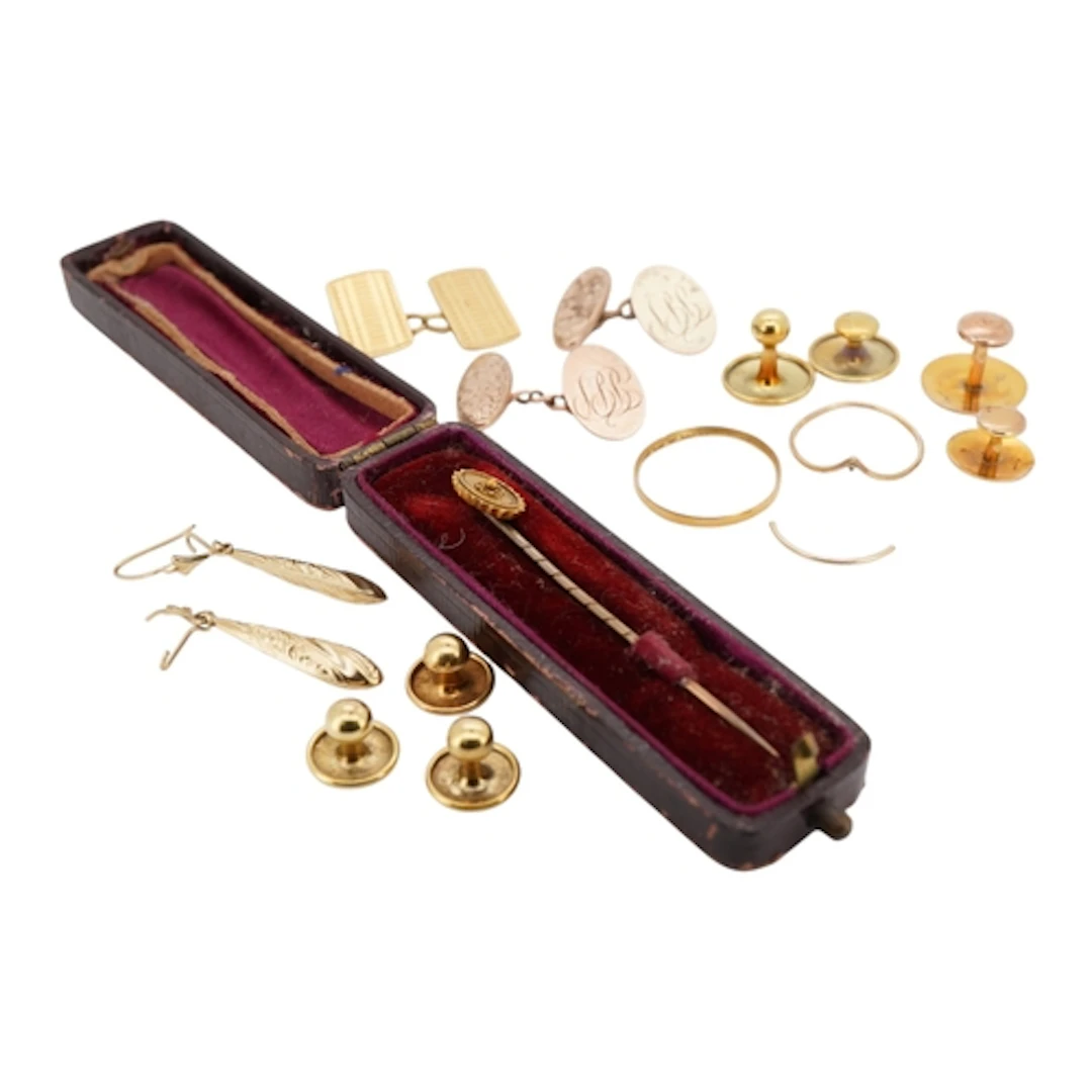 A small collection of jewellery, including a 22ct band, 0.9 ...