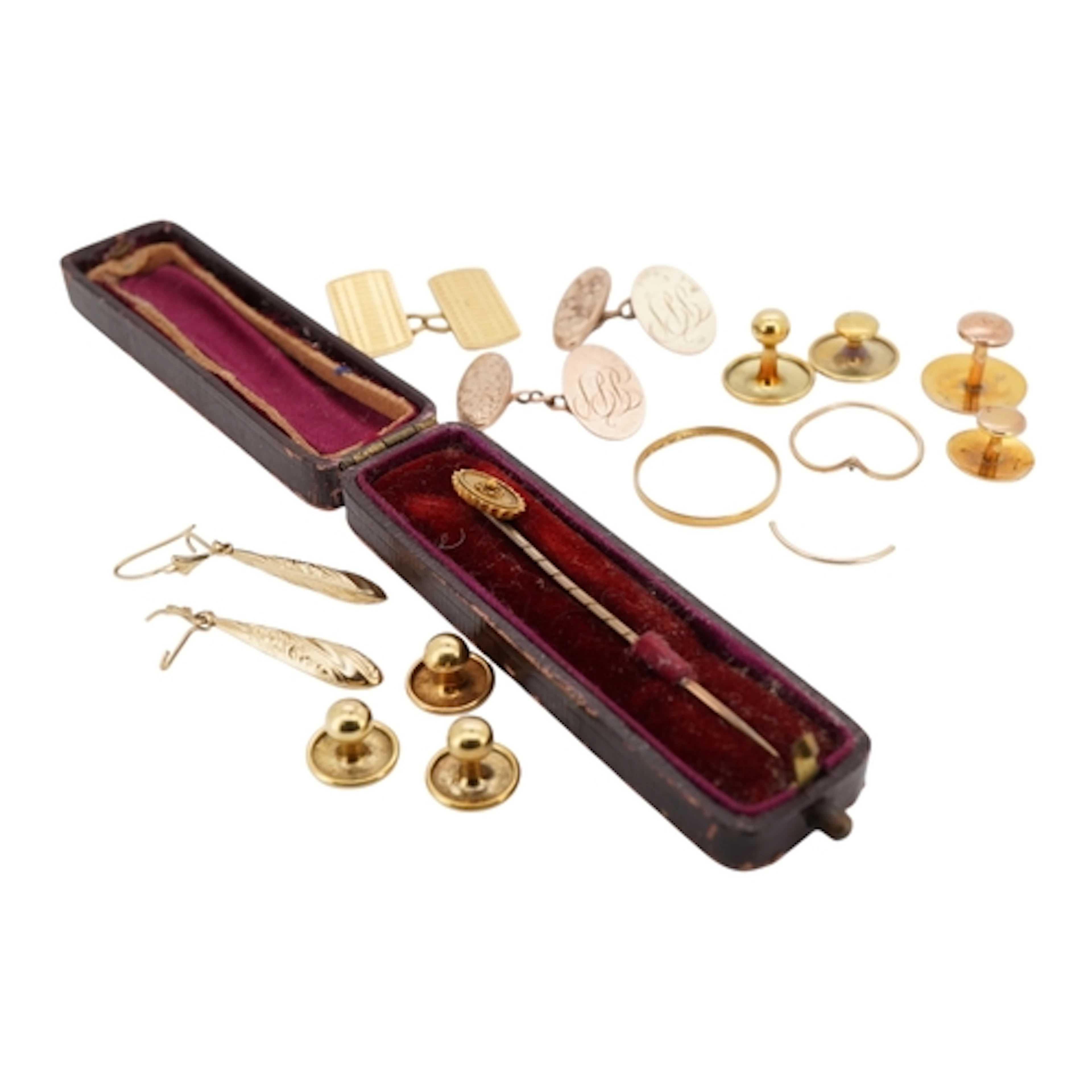 A small collection of jewellery, including a 22ct band, 0.9 ...