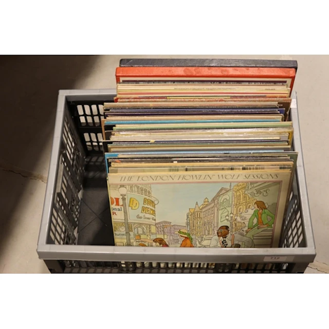 Box containing mixed vinyl records to include Howlin Wolf, T...