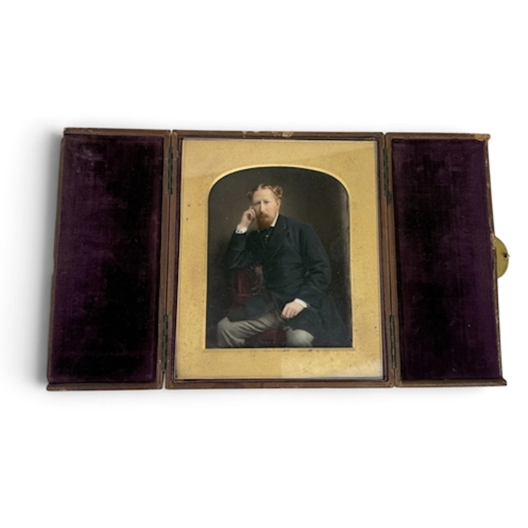 A FINE 19TH CENTURY PORTRAIT MINIATURE OF A GENTLEMAN In ori...
