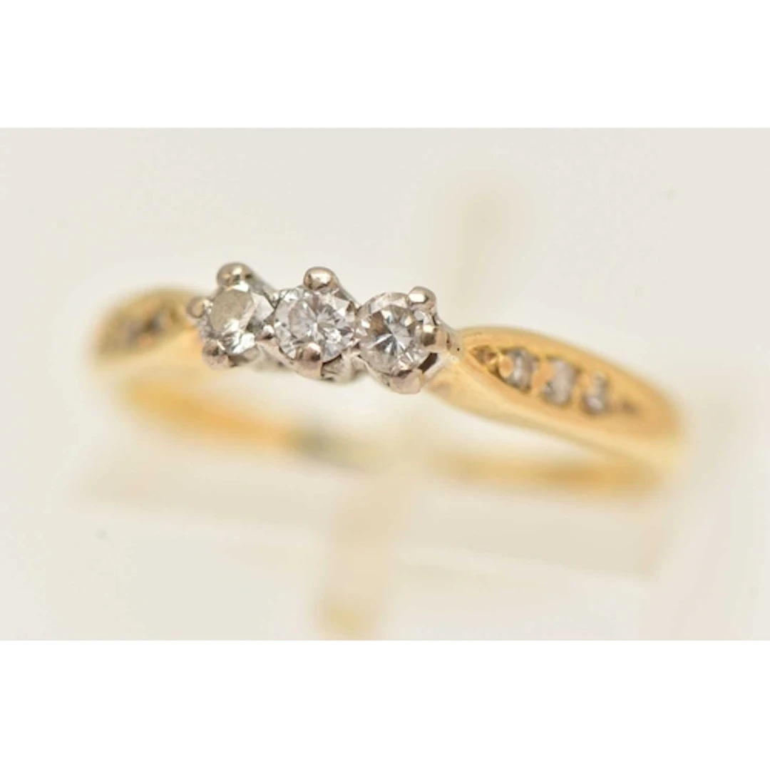 AN 18CT YELLOW GOLD DIAMOND RING, three round brilliant cut ...