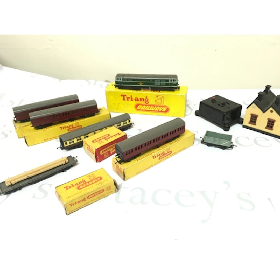 A Boxed Tri-Ang TT Gauge AIA-AIA Diesel Electric Loco Green ...