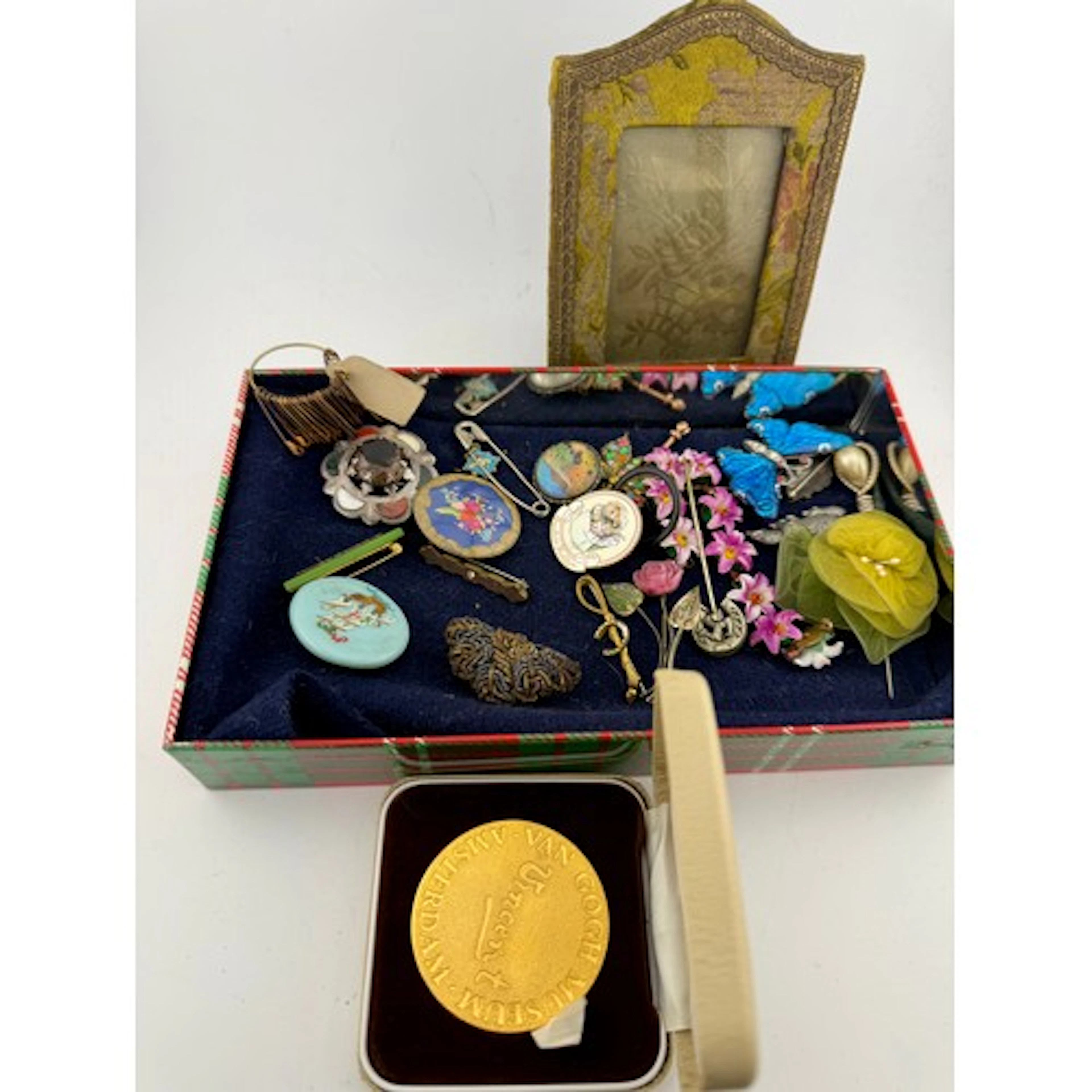 A quantity of vintage costume jewellery to include commemora...