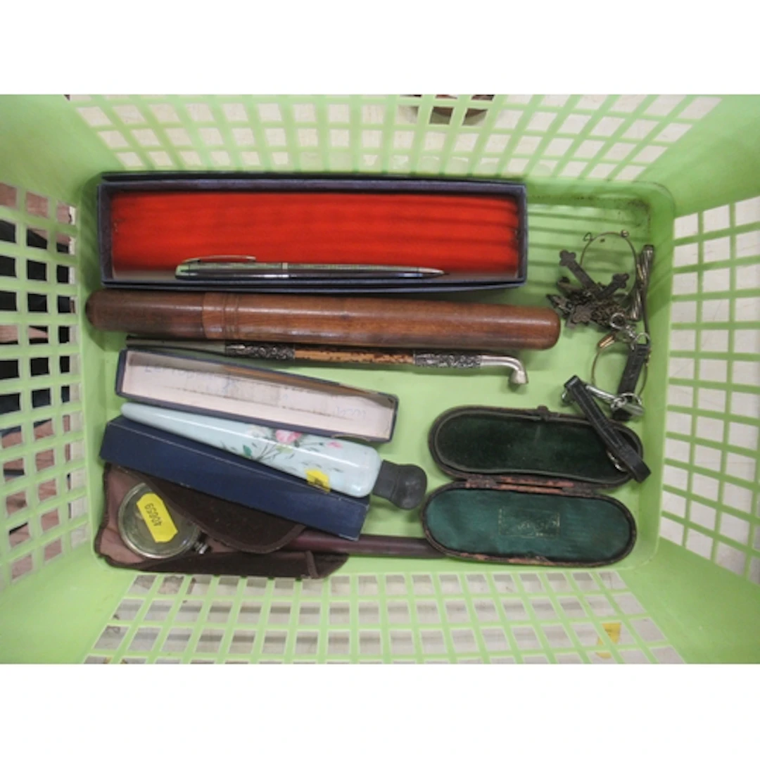 A collection of items, to include a Victorian scent bottle, ...