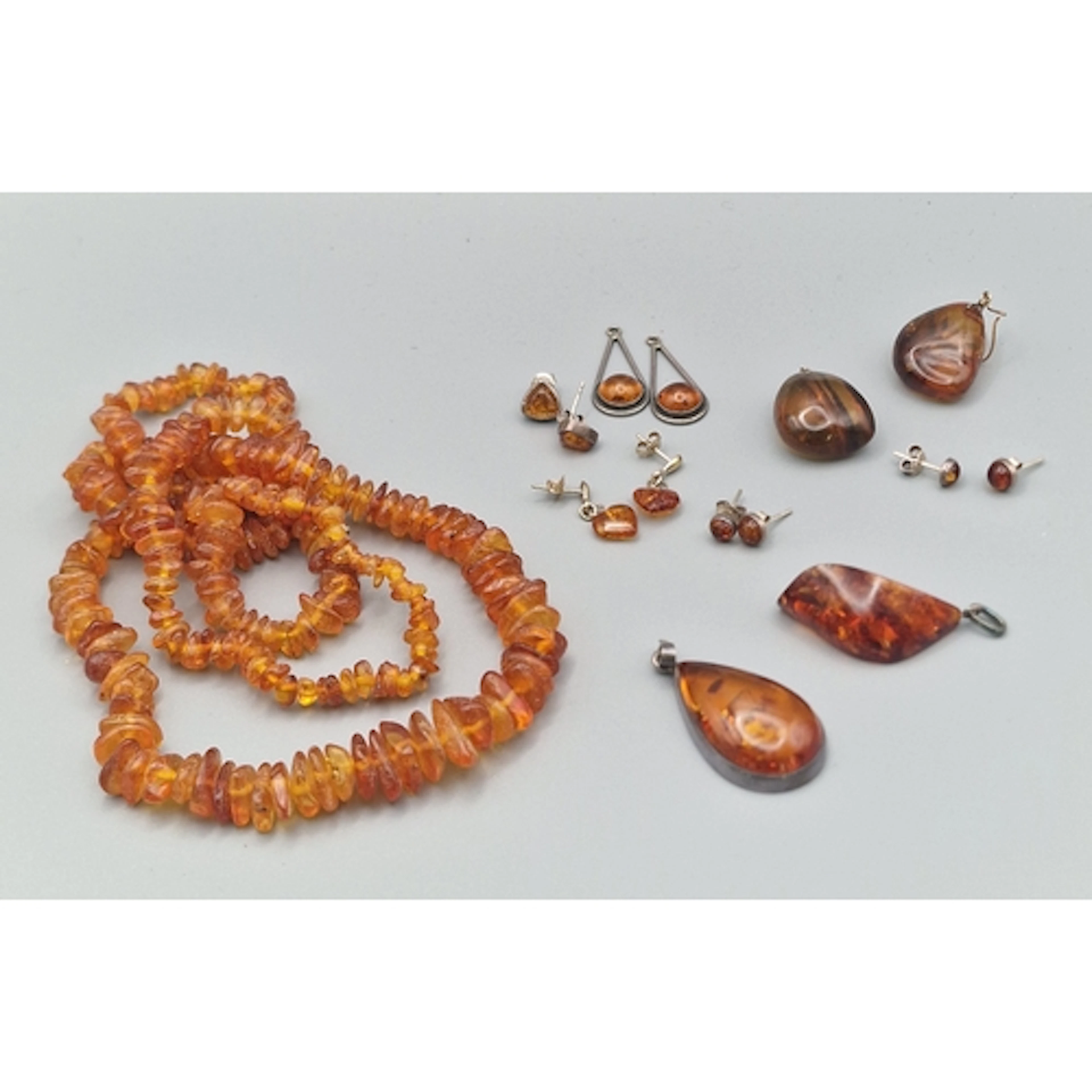 Collection of mainly modern amber, amber type and silver jew...
