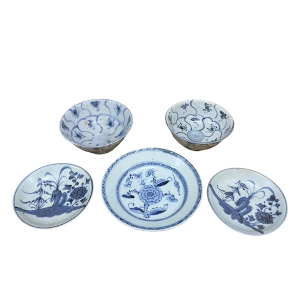Five Chinese Tek Sing cargo blue and white dishes, largest 1...