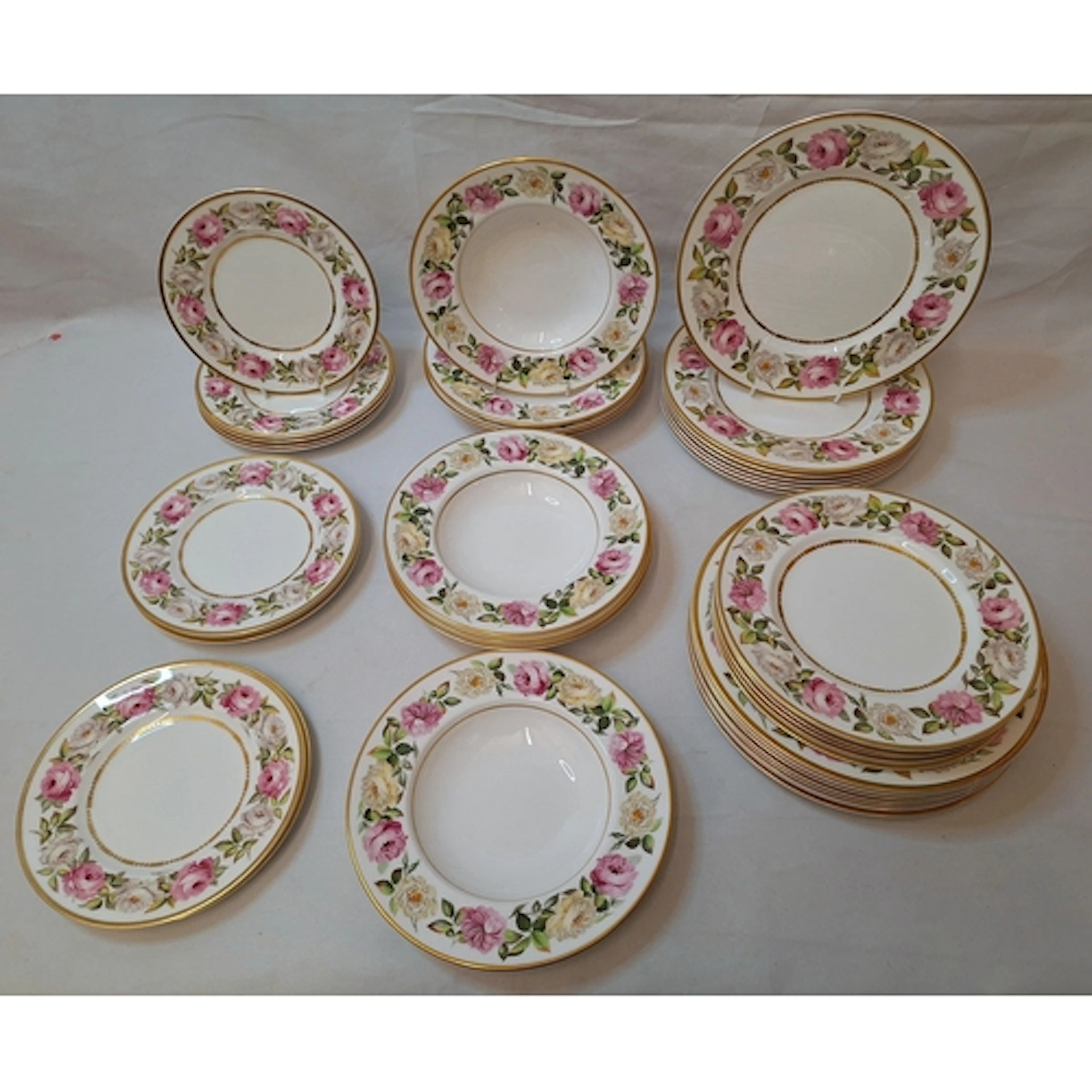 Royal Worcester Royal Garden Dinnerwares incl. 15 x 27.5cm d...