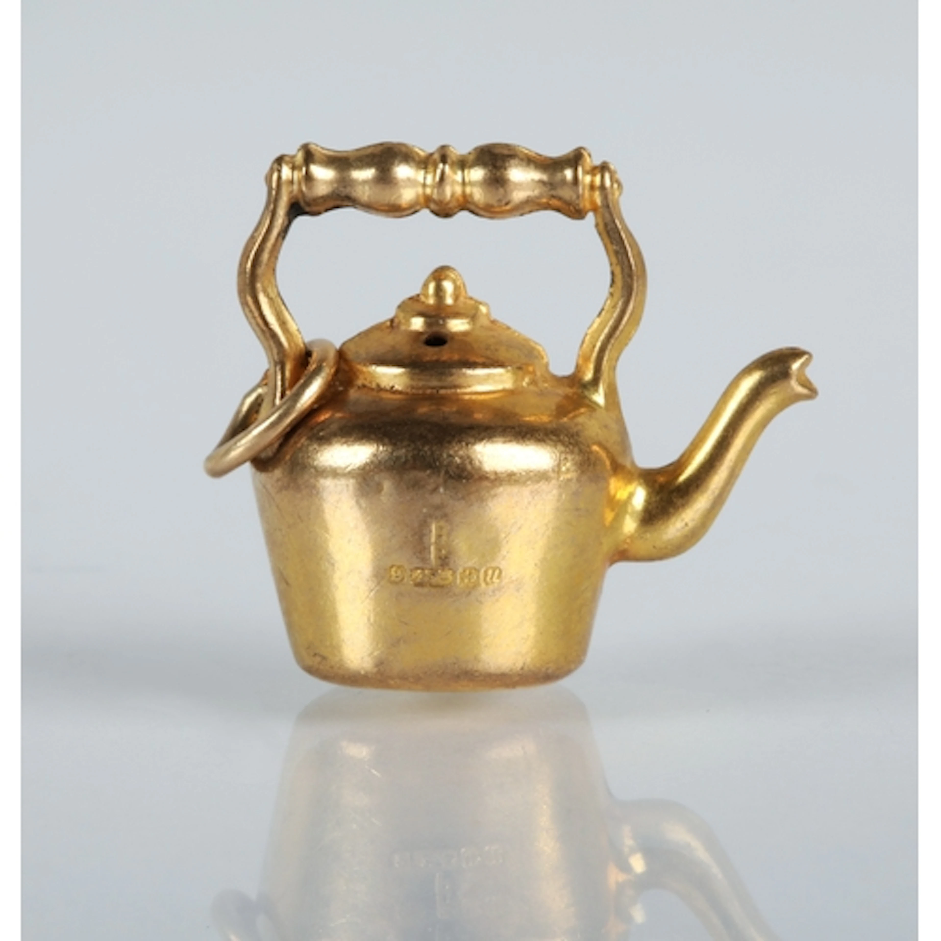 9ct gold tea kettle pendant, gross weight 1.1g.