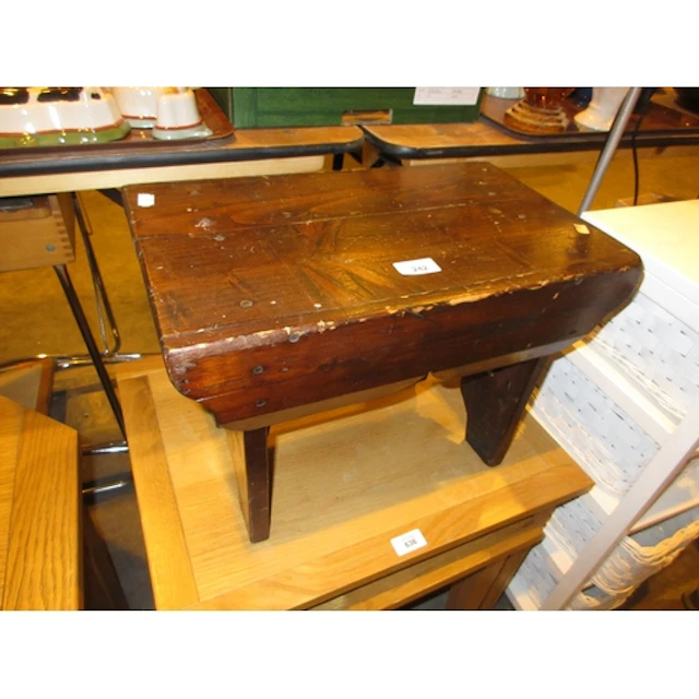 Creepie Stool