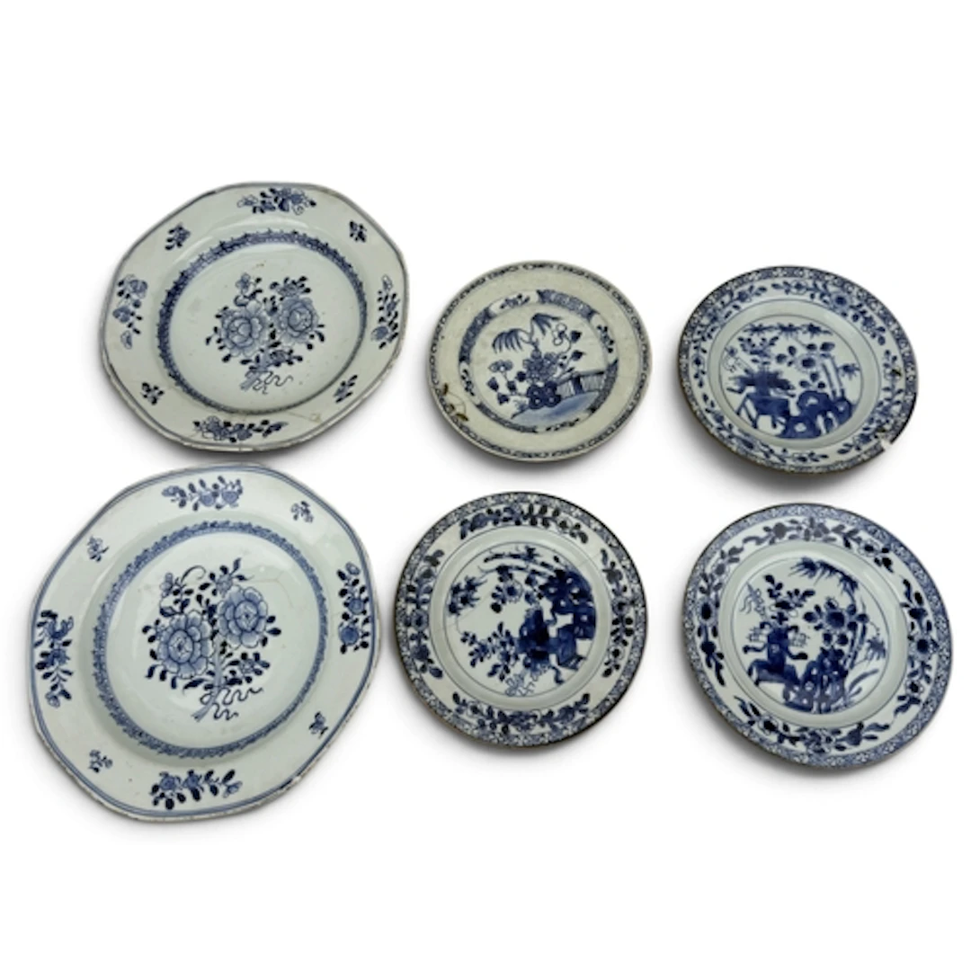 A SET OF THREE CHINESE EXPORT BLUE AND WHITE PLATES, QIANLON...