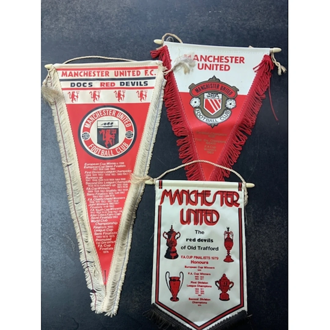 Manchester United Pennant + Rosette Collection: Late 60s pen...