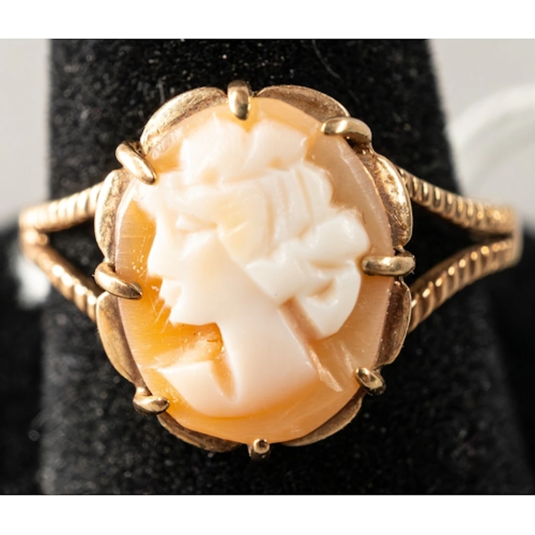 Jewellery: a 9ct yellow gold shell cameo ring, UK size P, 2....