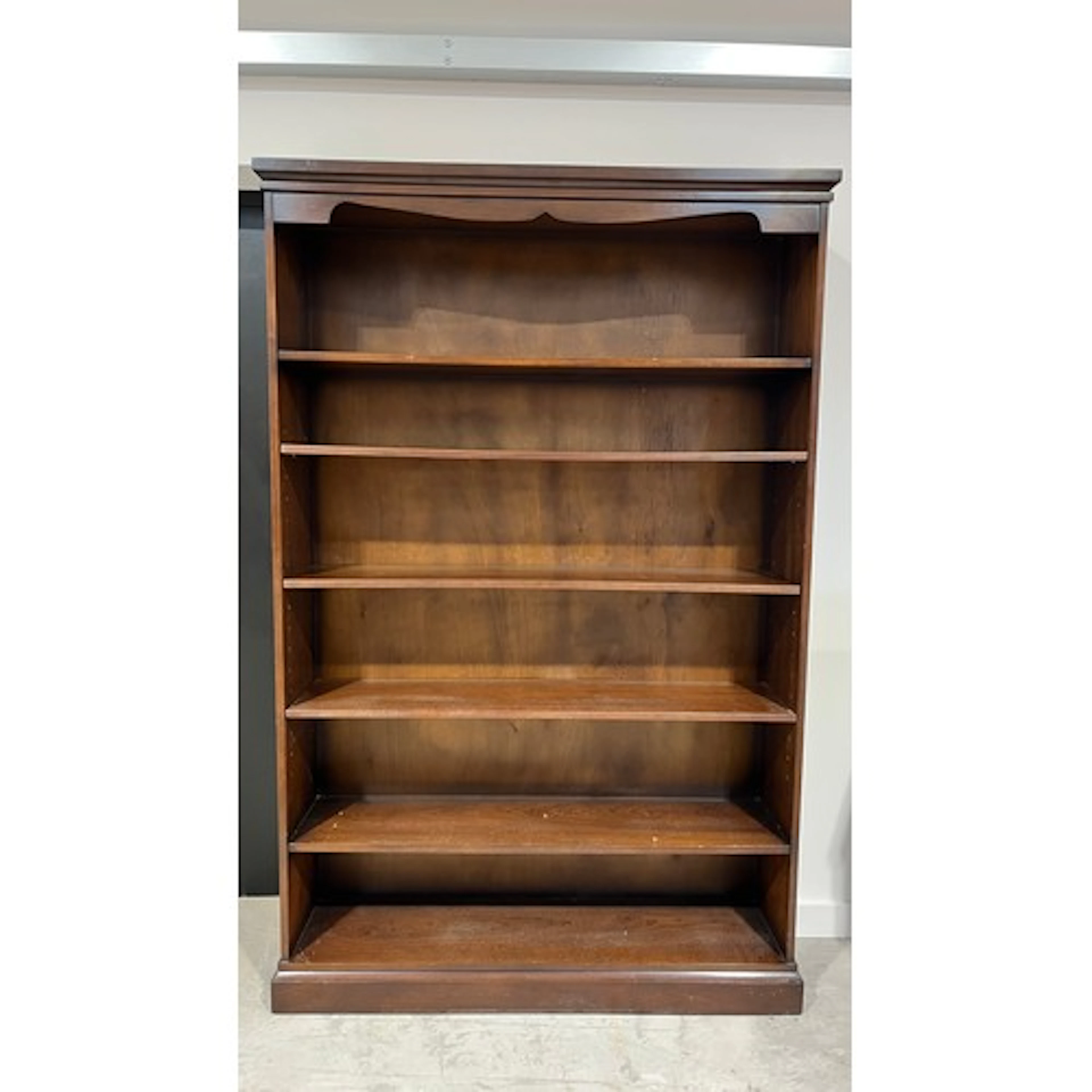 Mahogany open bookcase, projected corners over adjustable sh...