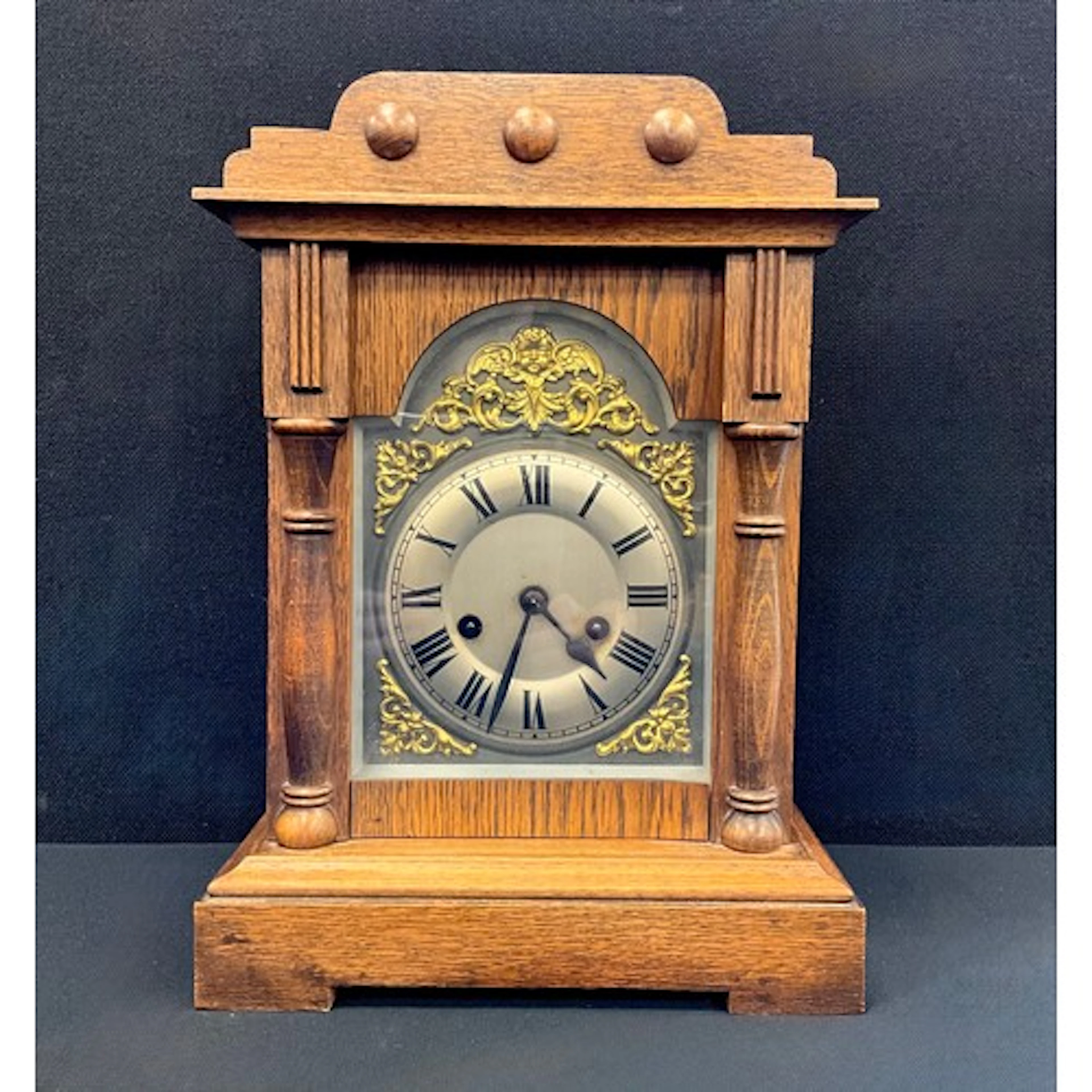 A 20th century mantle clock, Roman dial with gilt baroque st...