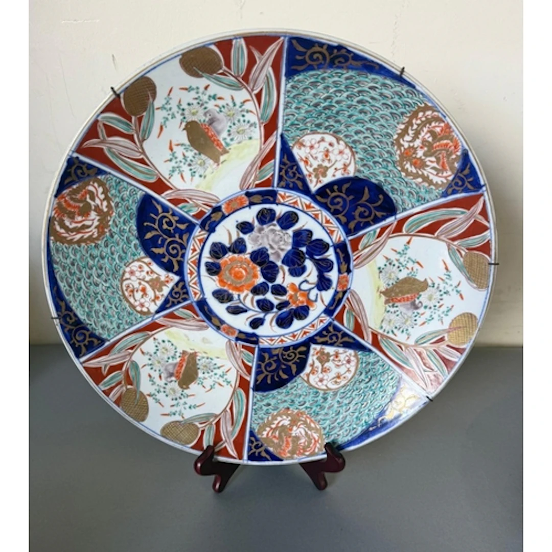 An Imari pattern charger with floral central pattern, diamet...