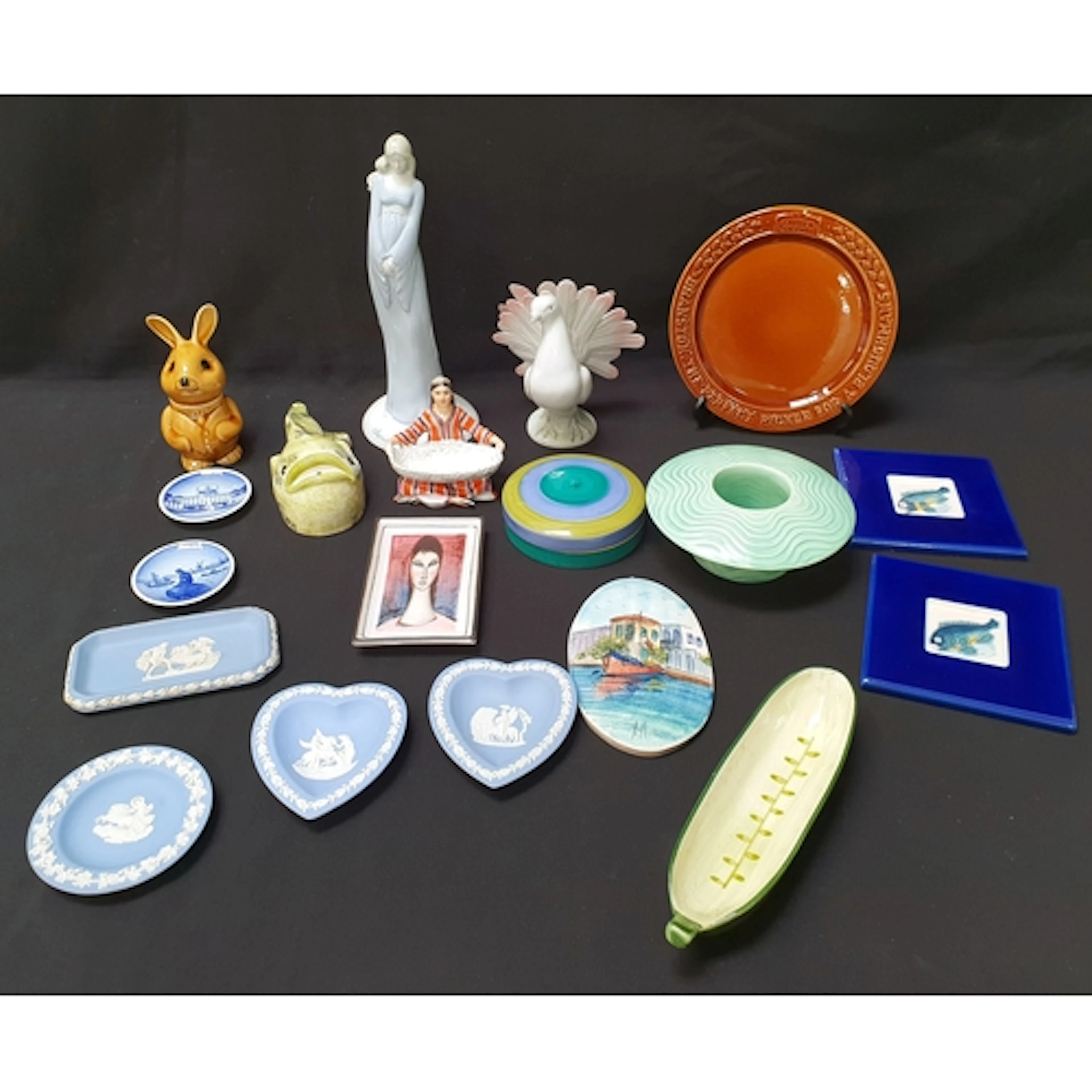 SELECTION OF DECORATIVE CERAMICS including a Susie Cooper l...
