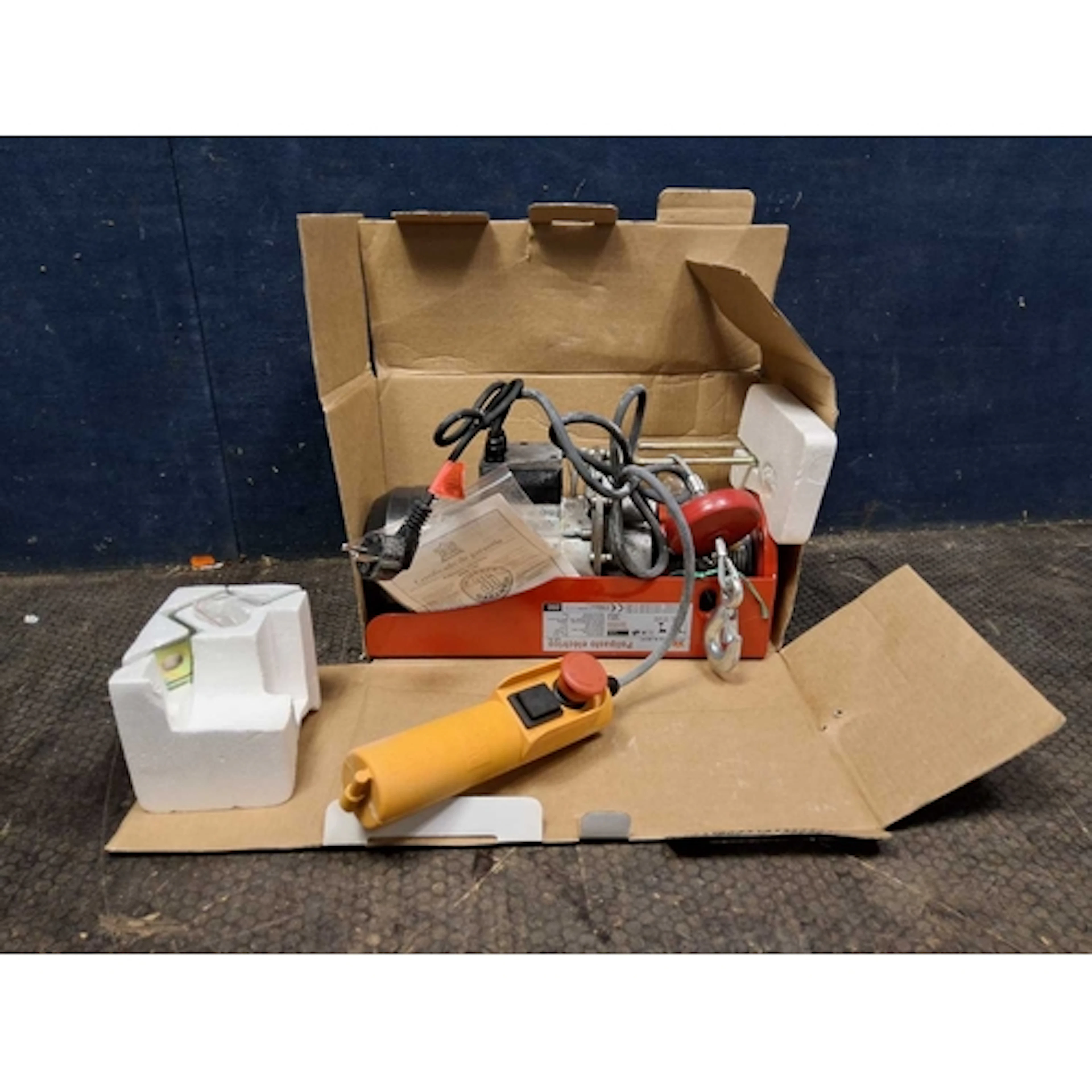A TOP CRAFT 240V OVERHEAD WINCH with wired remote (UNTESTED ...