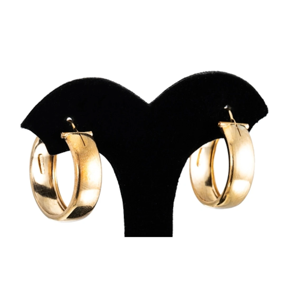 A PAIR OF 8CT (.333) GOLD EARRINGS, hoop style, 3.7 g.