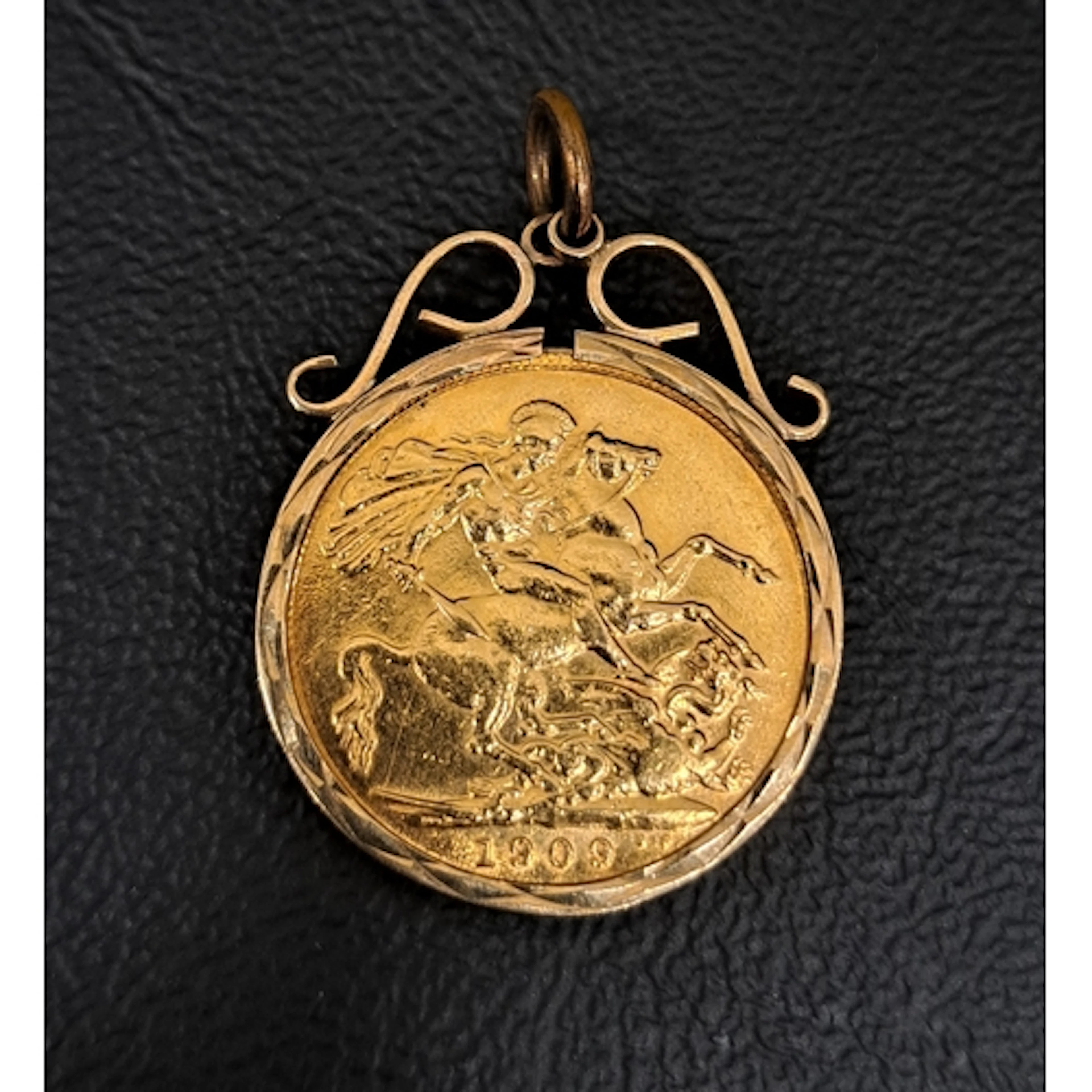 EDWARD VII GOLD SOVEREIGN COIN dated 1909, in nine carat gol...