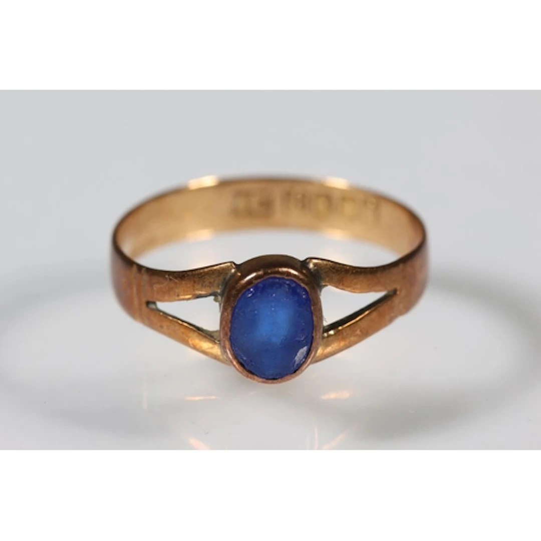 18ct gold blue cabochon ring, size L, 1.7g gross.