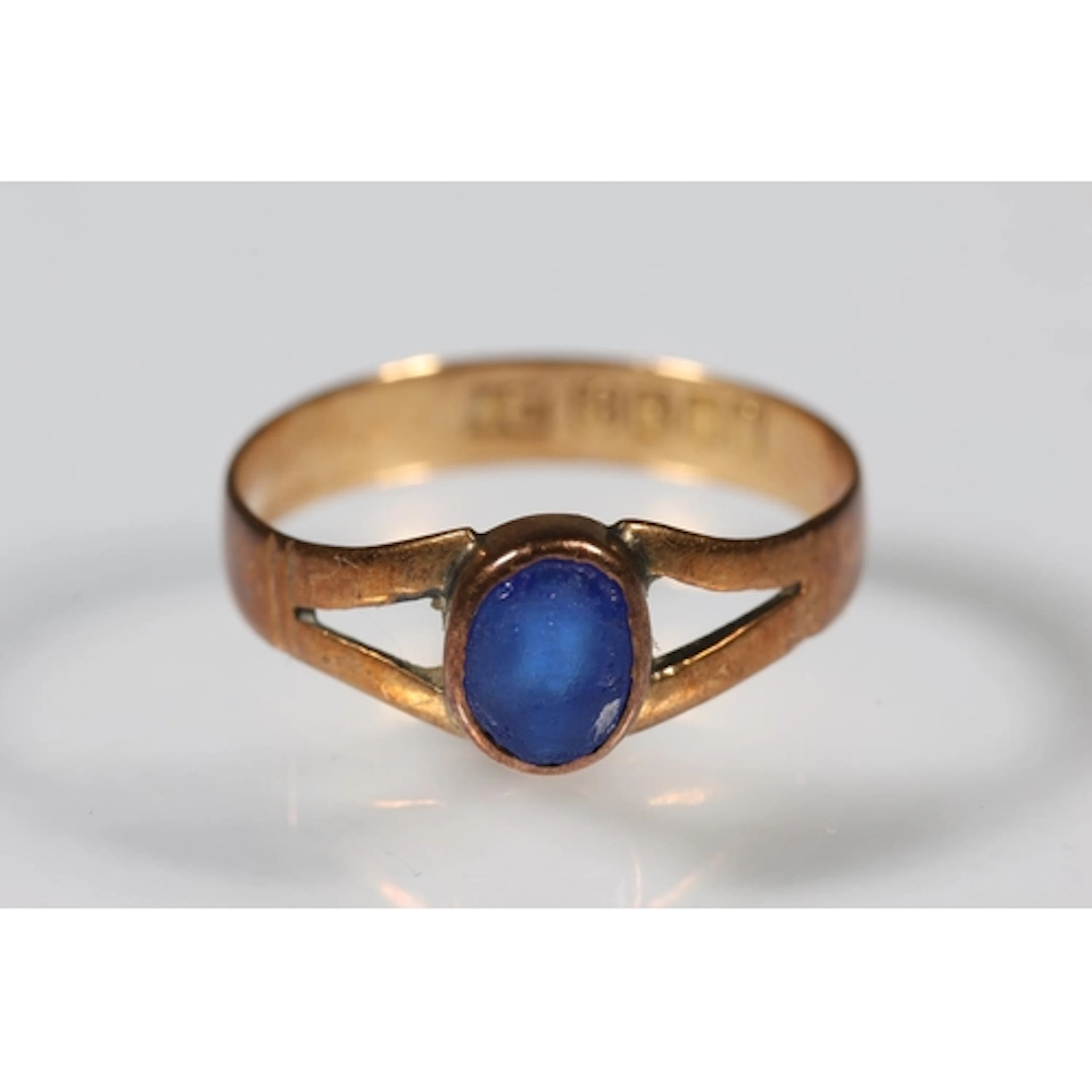 18ct gold blue cabochon ring, size L, 1.7g gross.