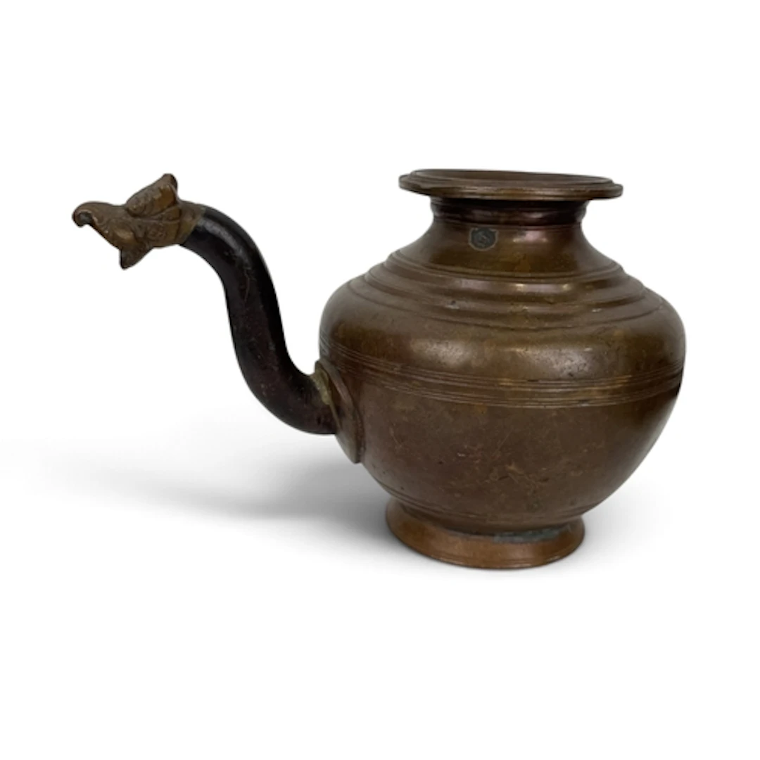 A 18TH/19TH SOUTH INDIAN BRONZE SPOUTED WATER POT, WITH A FI...