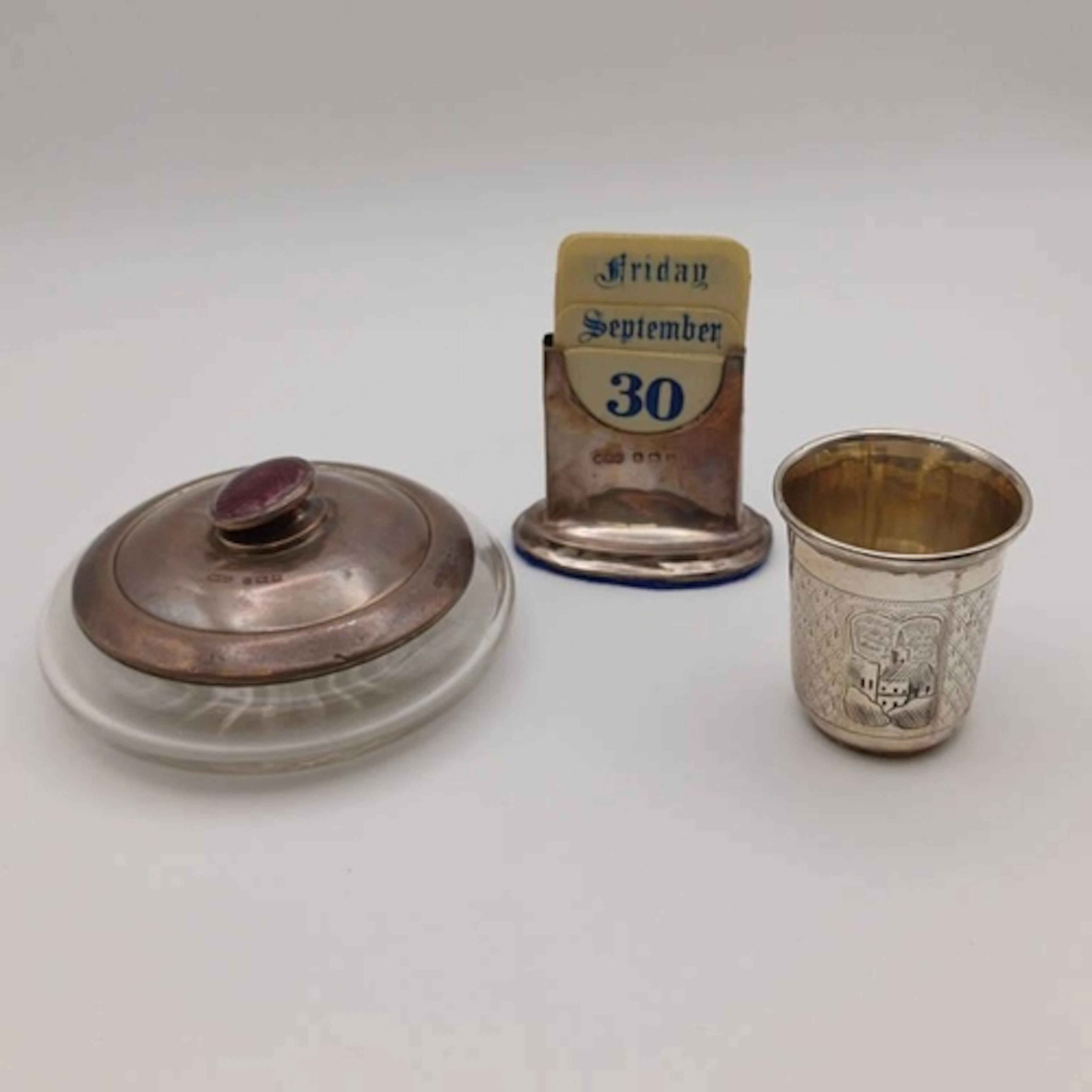 A SILVER MOUNTED GLASS POWDER FLASK WITH ENAMEL FINIAL, LOND...