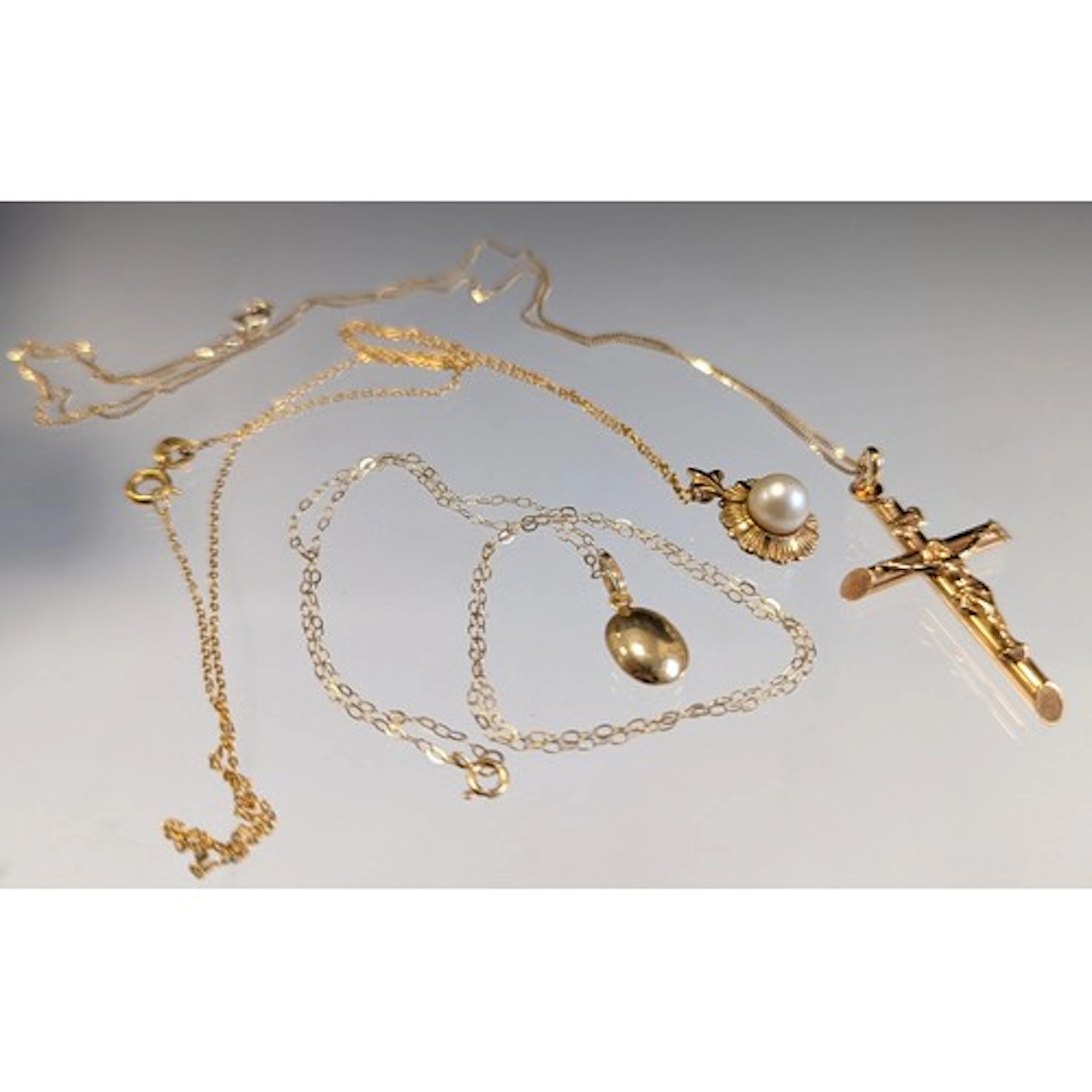 Three 9ct gold pendant necklaces, to include a "9 375" hallm...