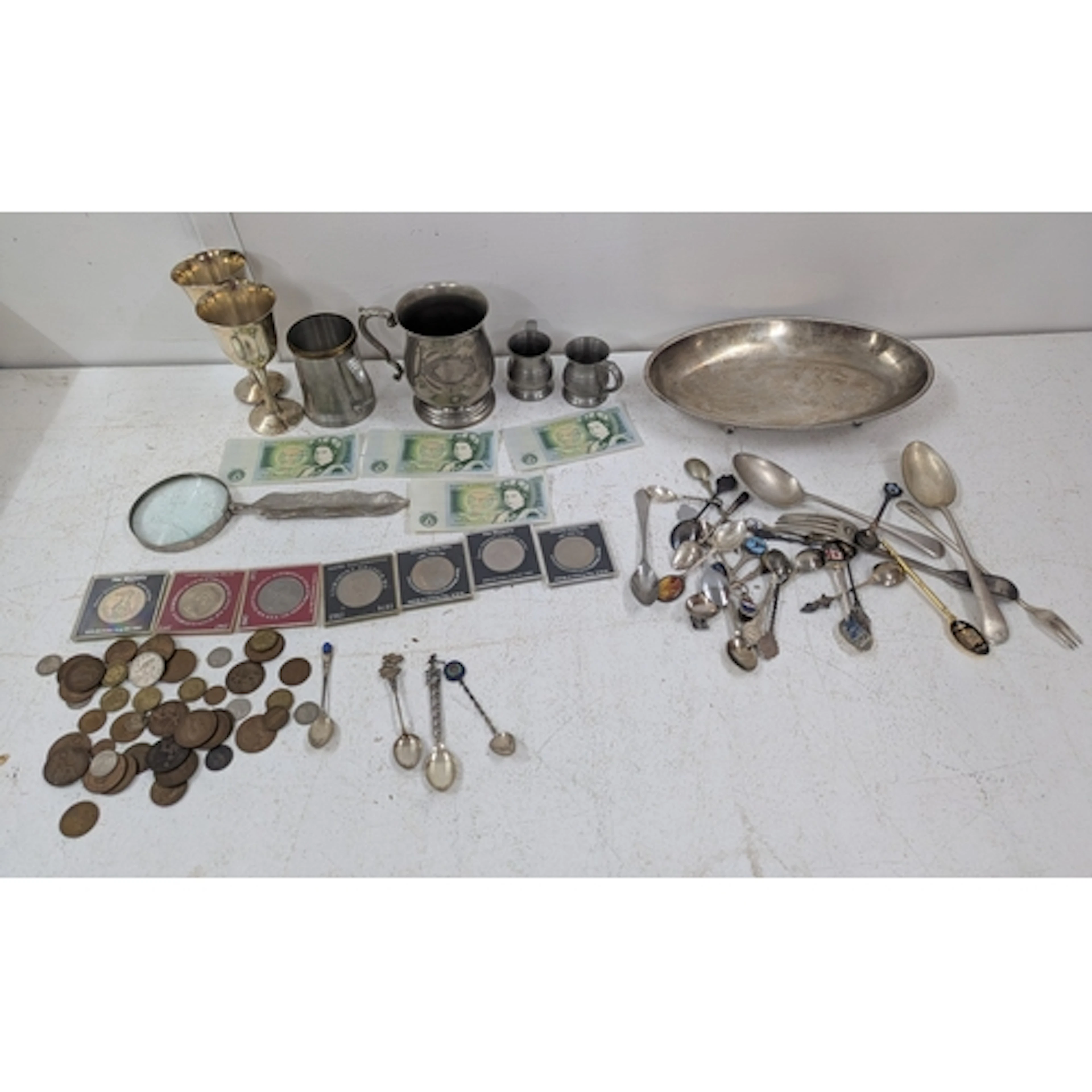 Collectables to include commemorative coins, £1 banknotes, s...