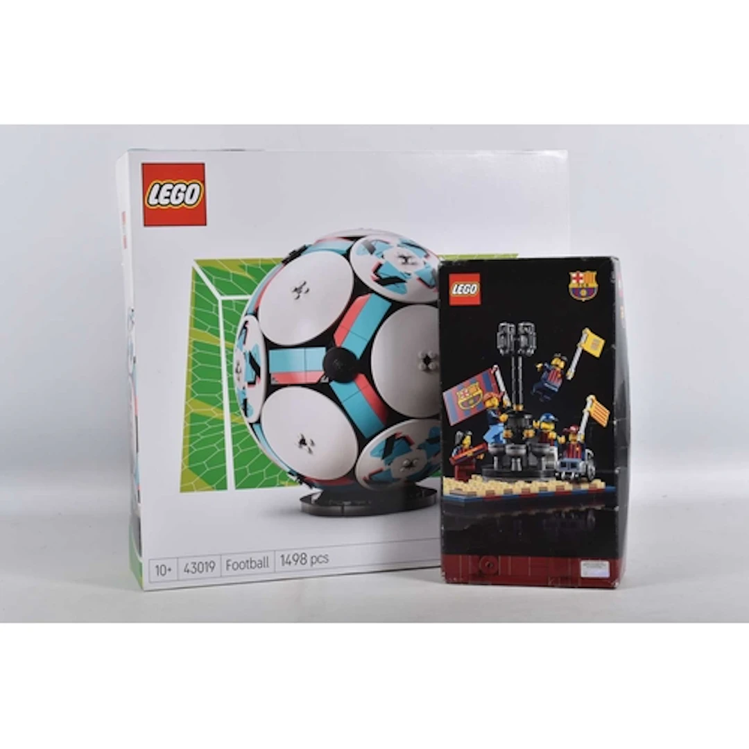 A BOXED AND SEALED LEGO EDITIONS SET FOOTBALL, set 43019 con...