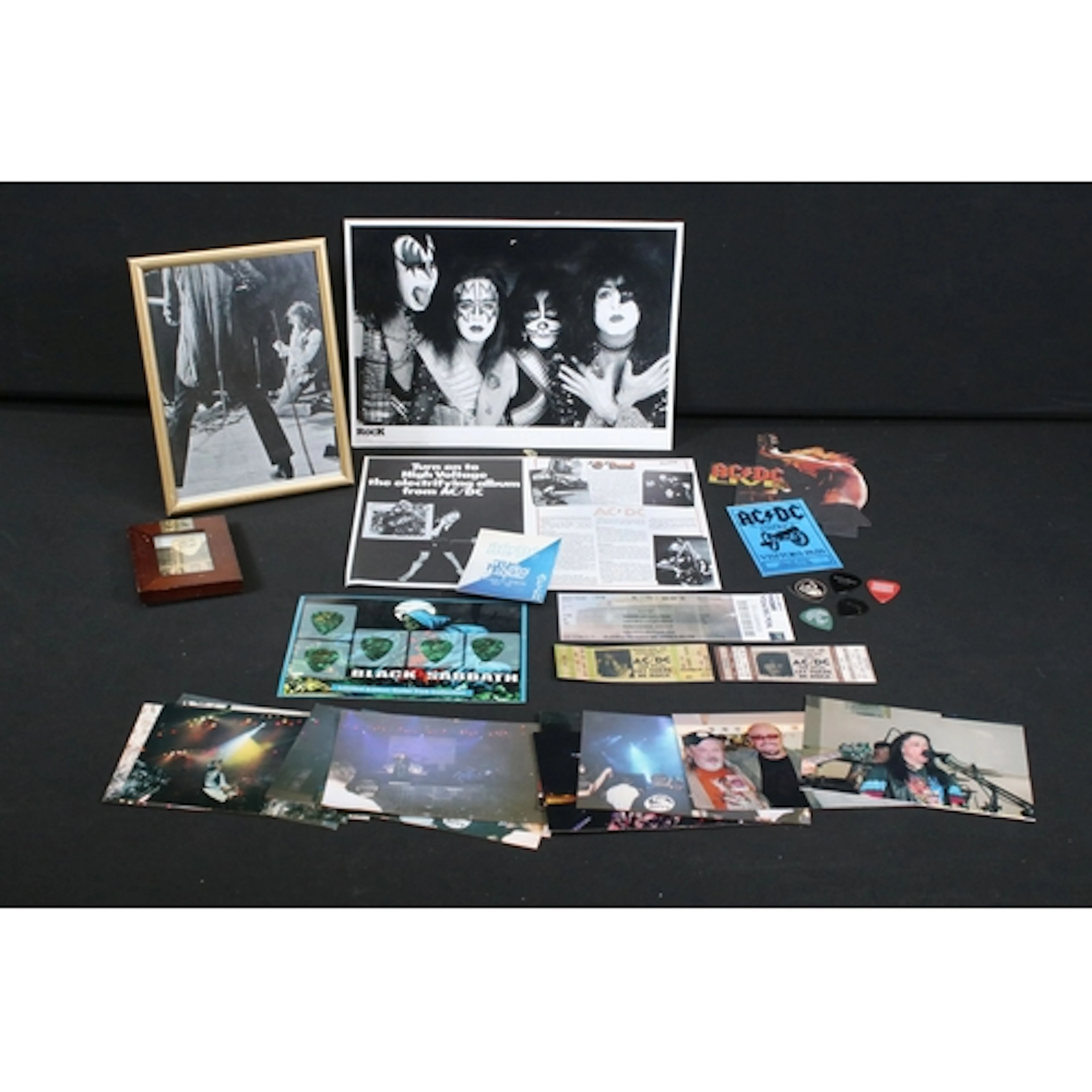 Memorabilia - Various Metal / Rock memorabilia items to incl...