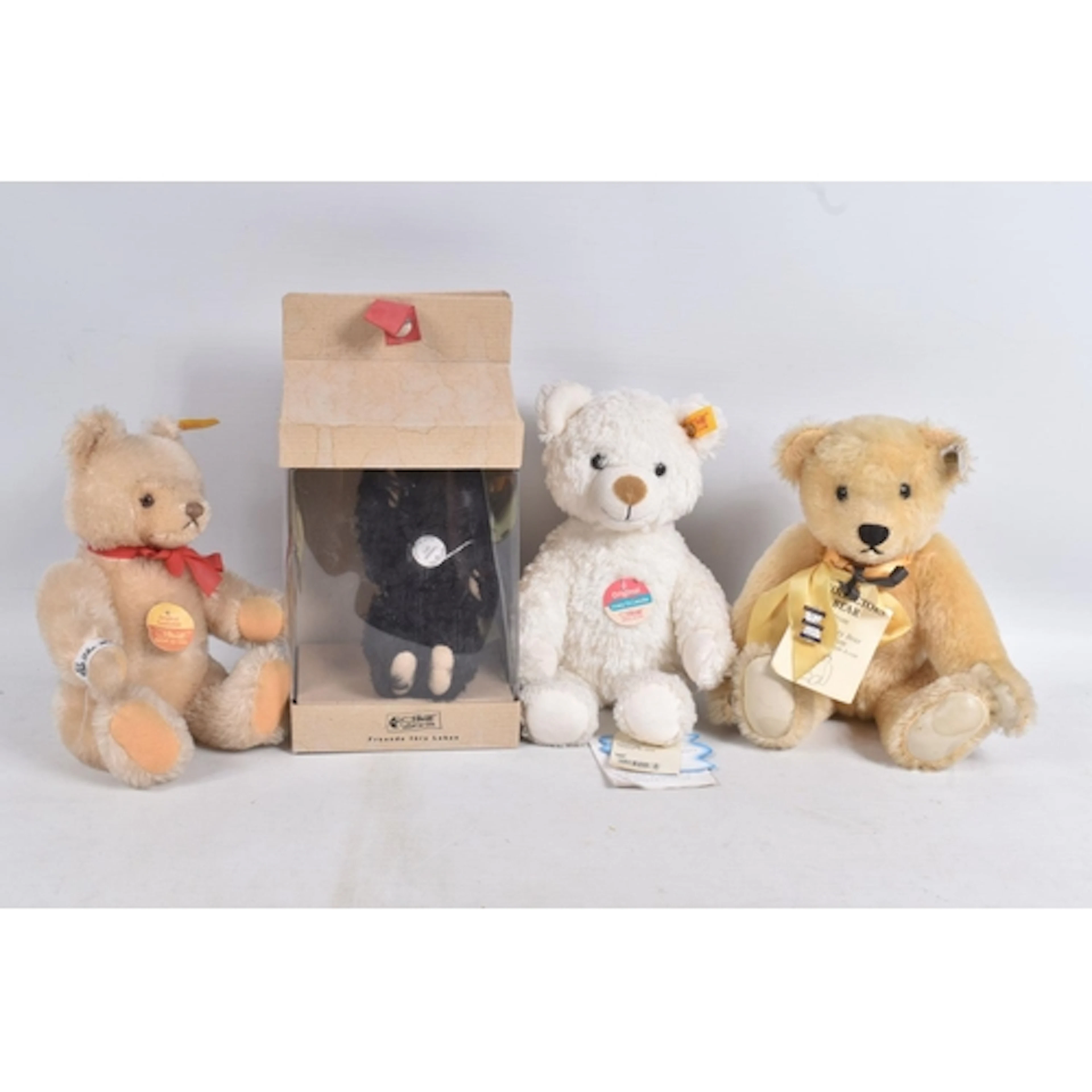 A GROUP OF STEIFF TEDDY BEARS, boxed Steiff Club replica 191...
