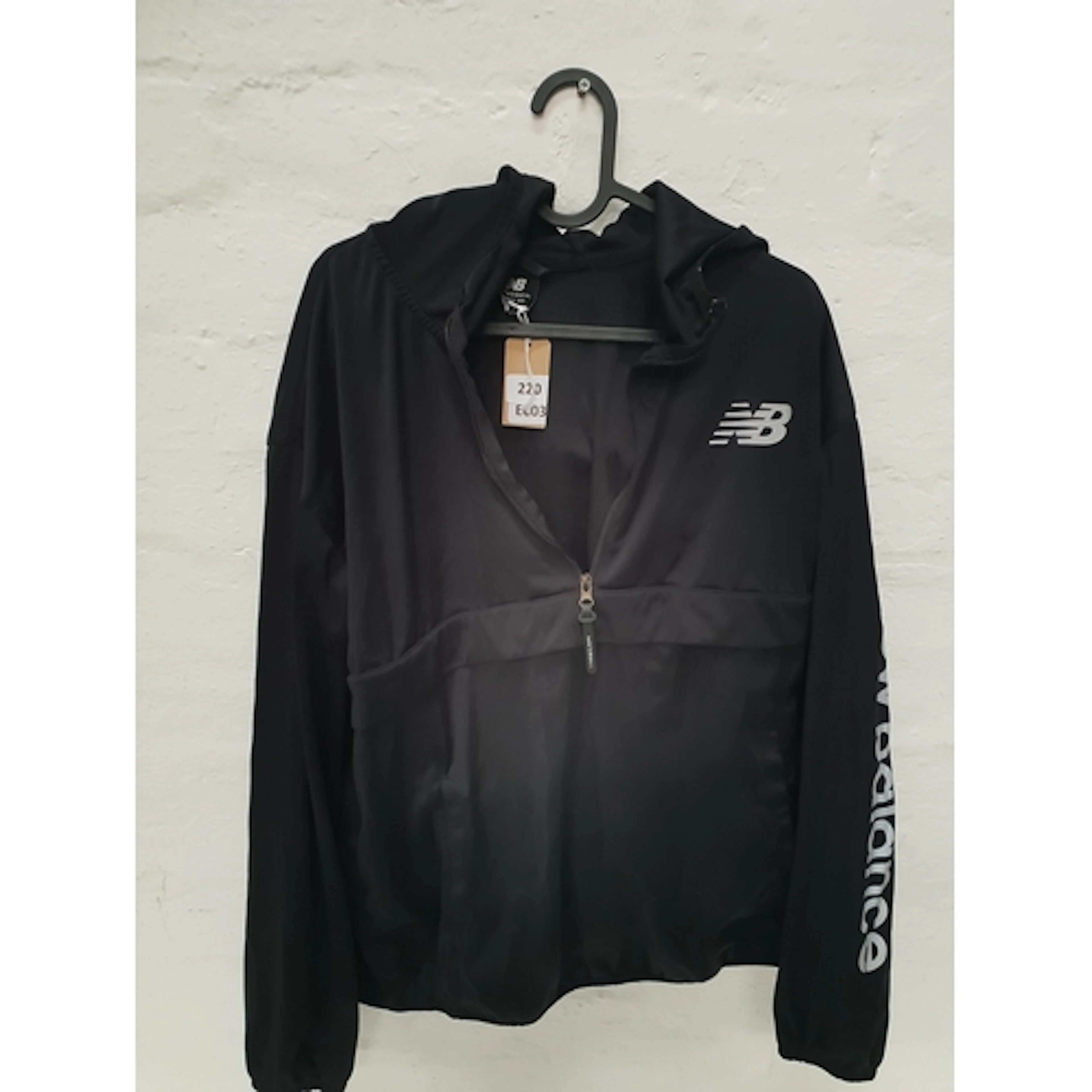 ONE GENTS NEW BALANCE RUNNERS JACKET size L, in black