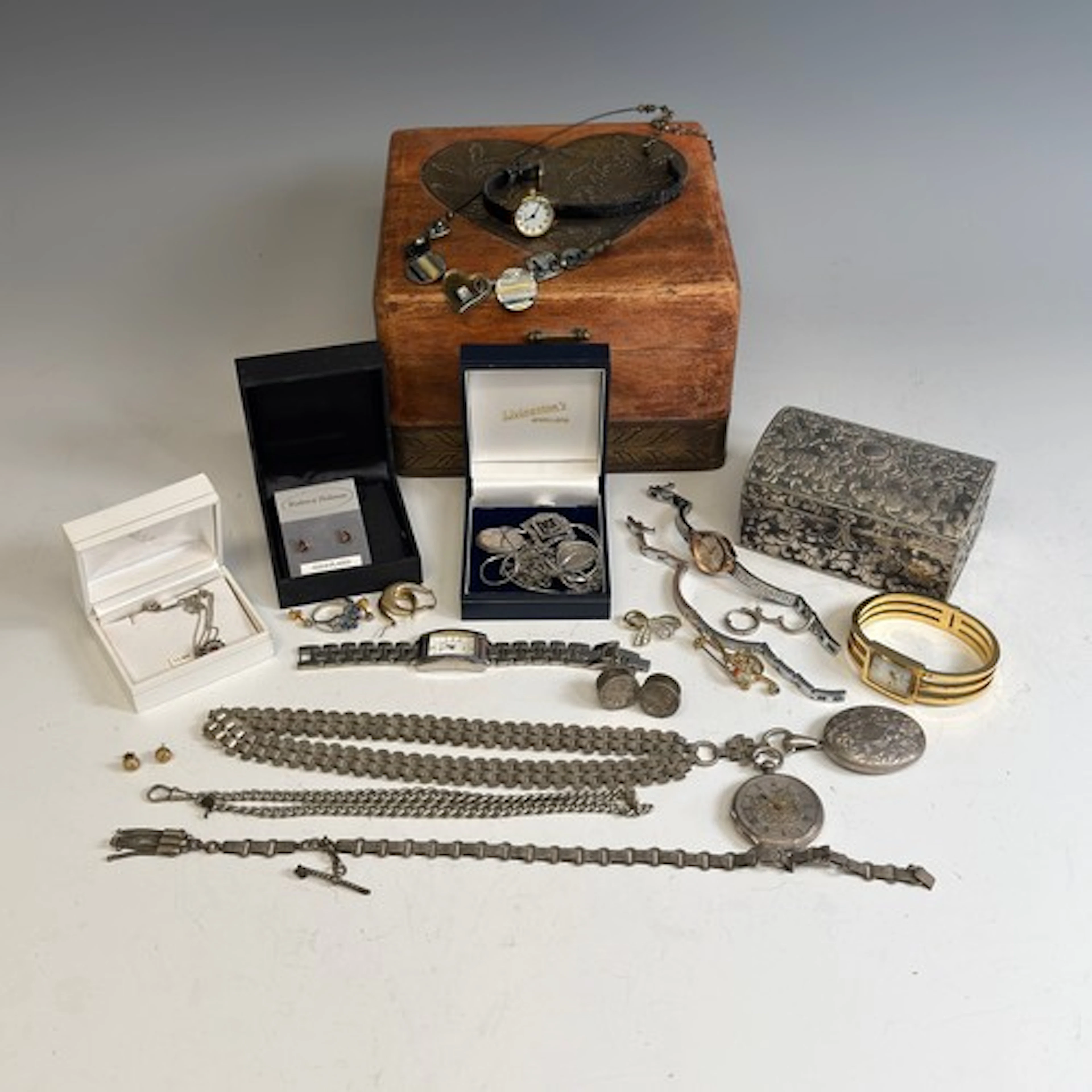 A quantity of Costume Jewellery, including a Victorian Aesth...