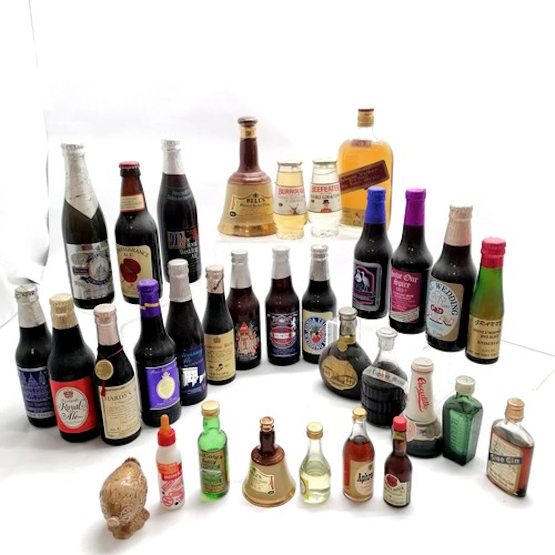 4 x bottled Whisky inc Beneagles haggis, Johnnie Walker etc ...