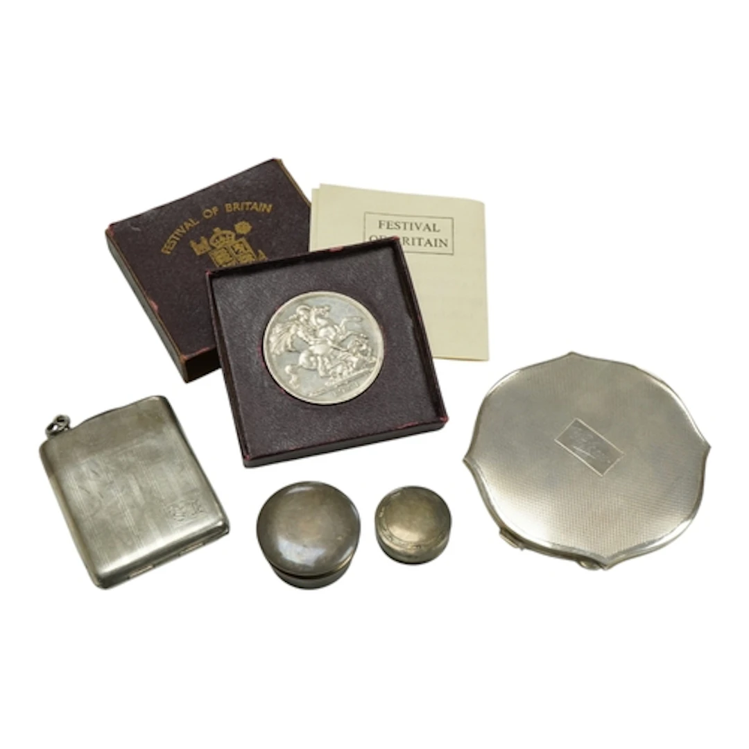 A George III silver pill pot, a engine turned lady's powder ...