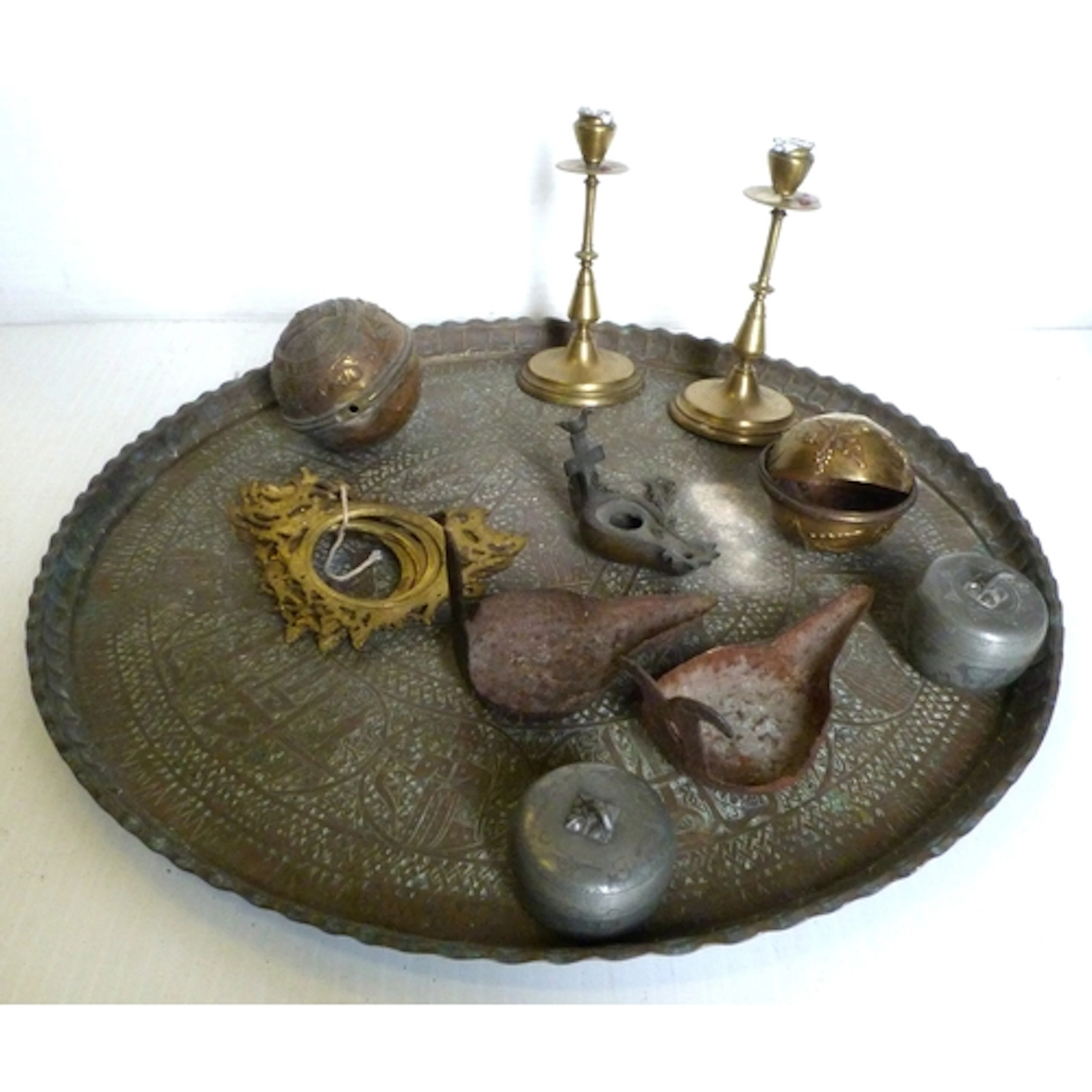 Group of brass and metalware collectables to include a set o...