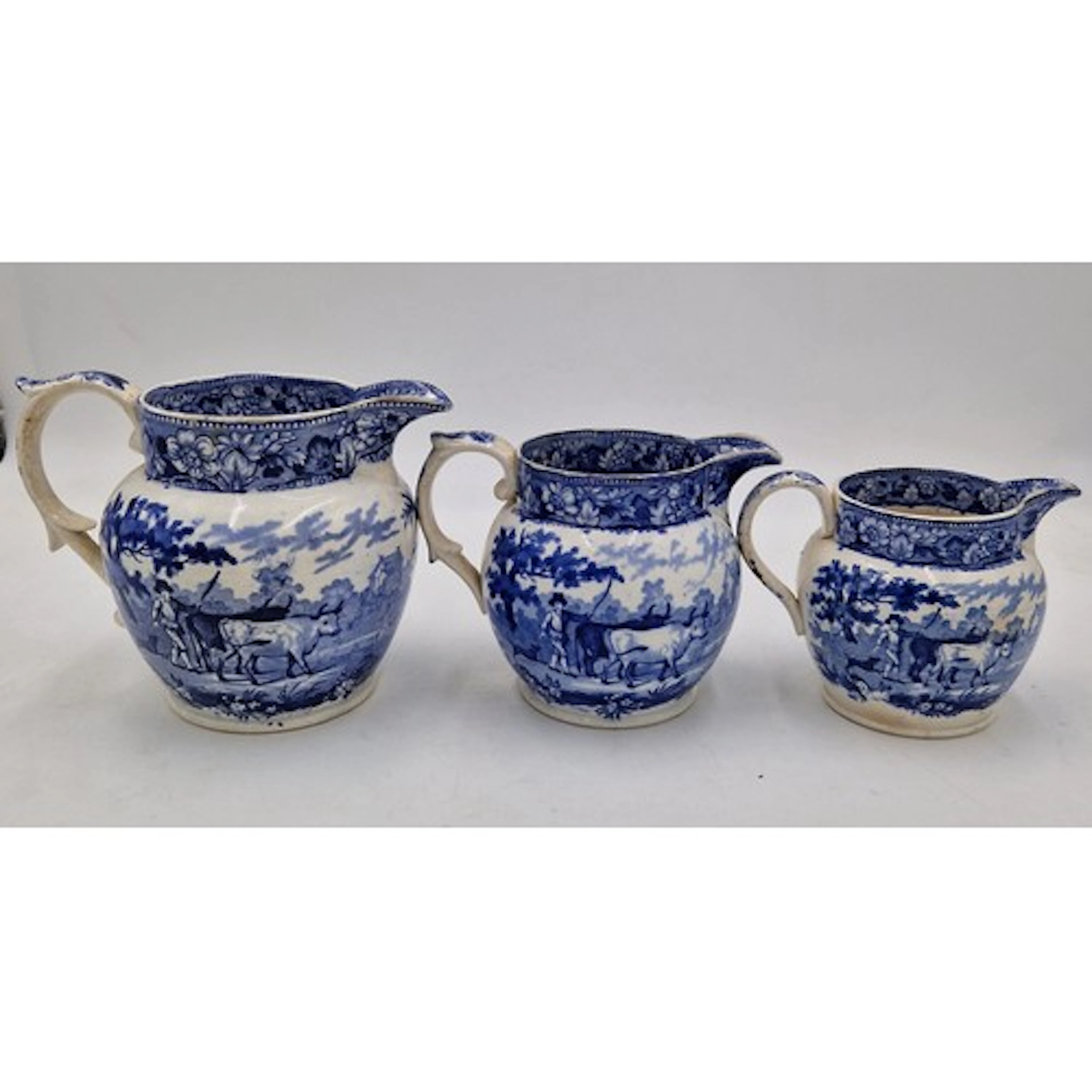 A graduated group of three early 19th century blue and white...