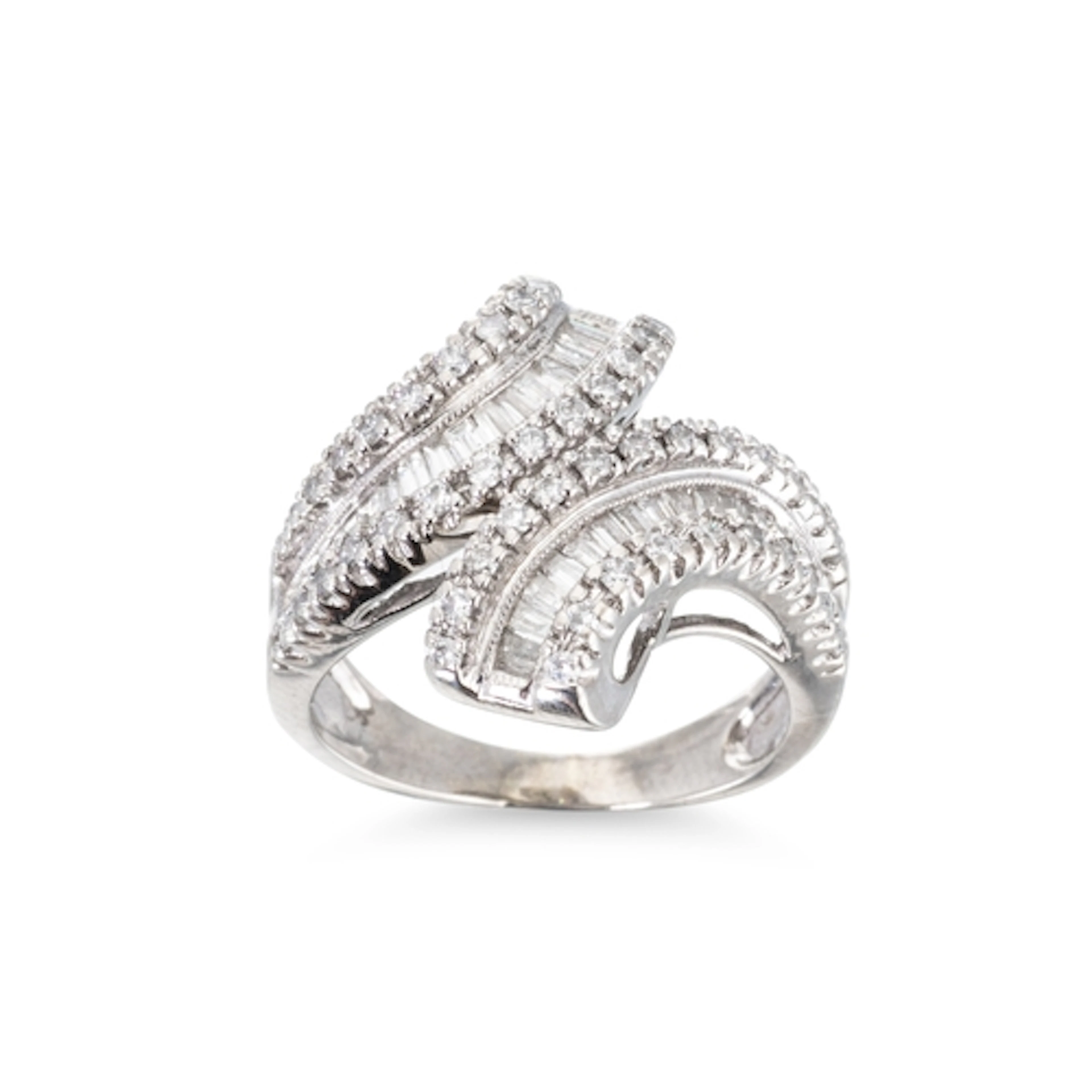A 14CT WHITE GOLD DIAMOND SET CROSS OVER DRESS RING, set wit...