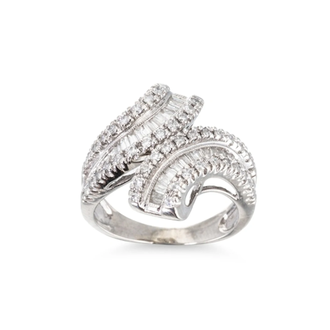 A 14CT WHITE GOLD DIAMOND SET CROSS OVER DRESS RING, set wit...