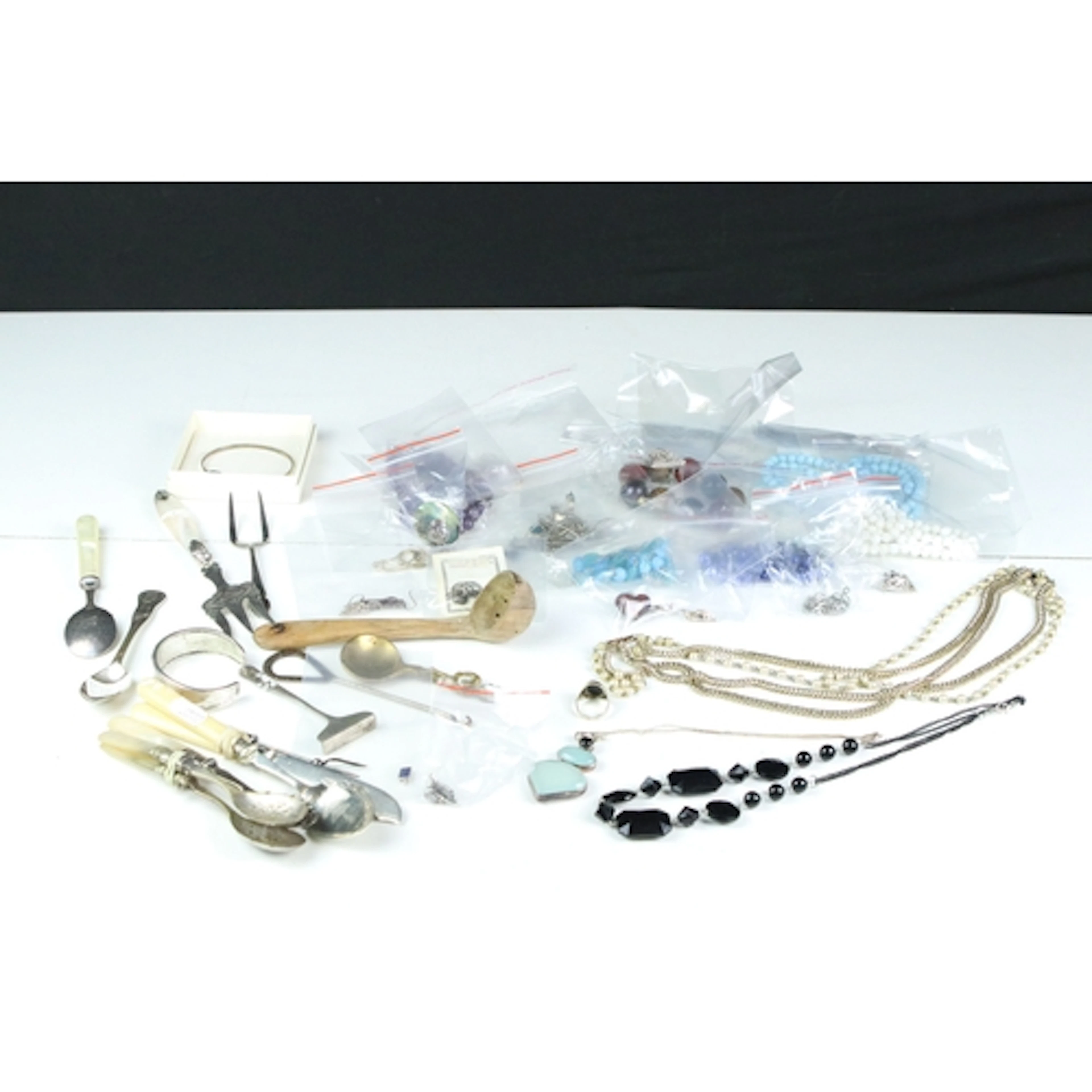 Collection of costume jewellery and mixed collectables to in...