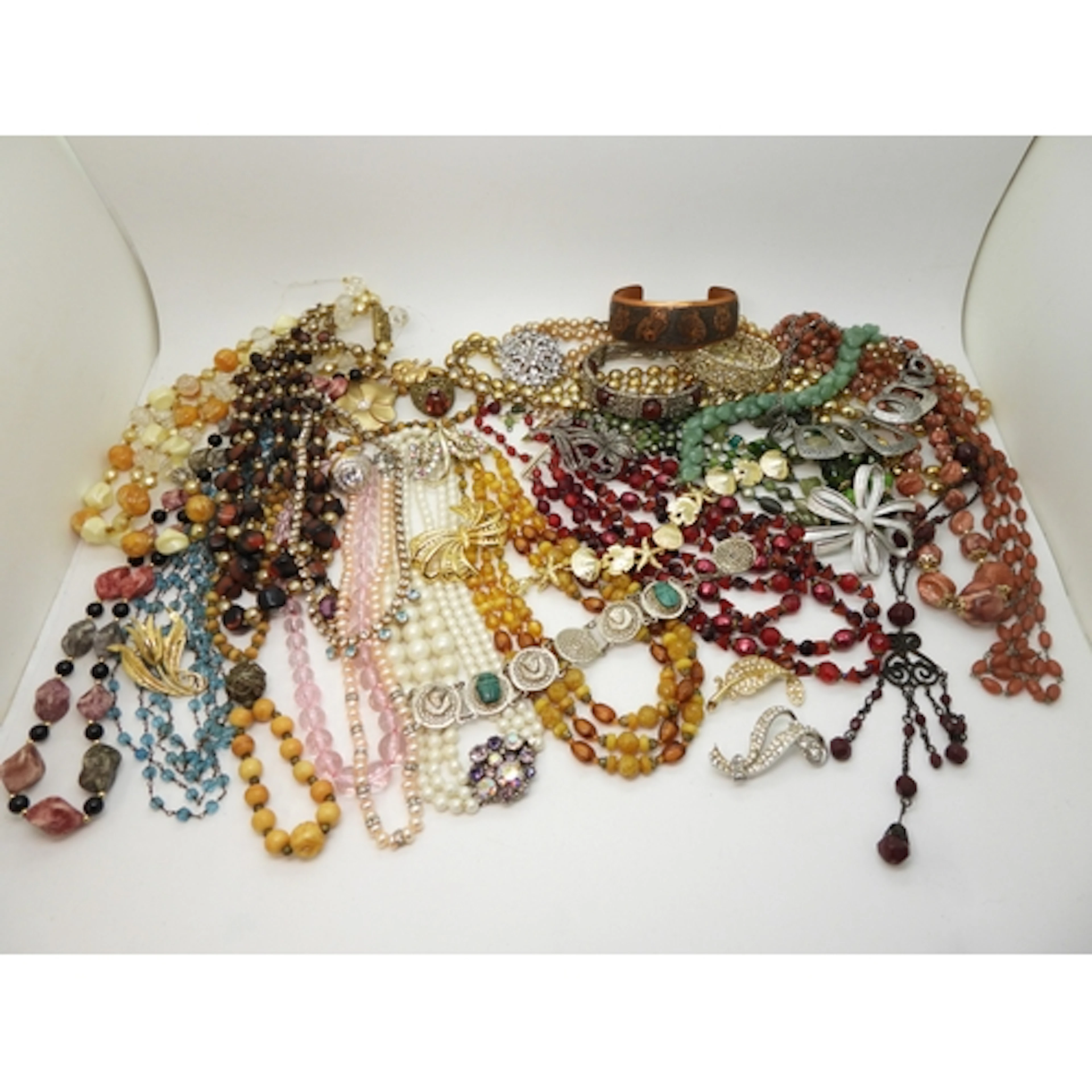A collection of costume jewellery to include items by Hollyw...