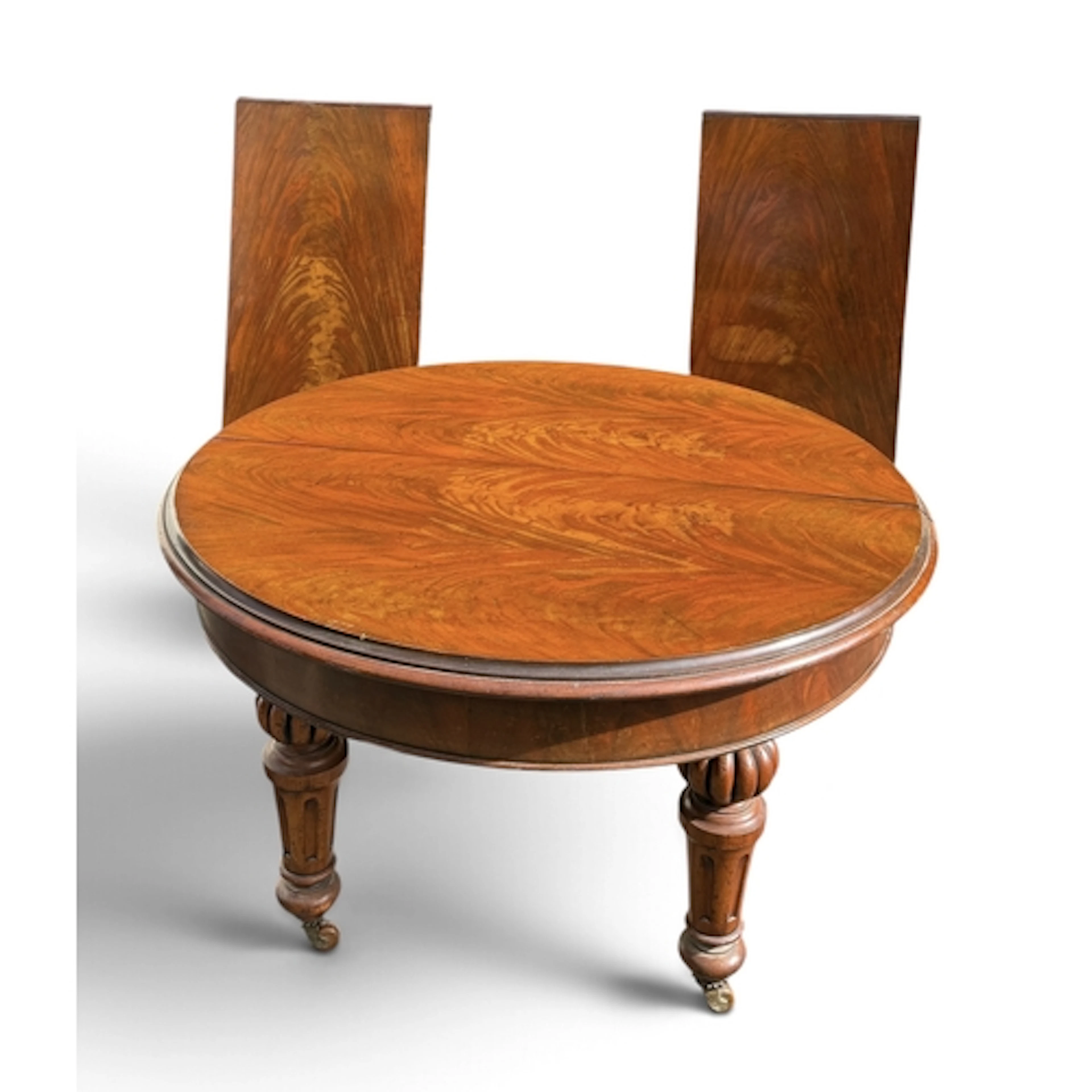 A VICTORIAN MAHOGANY DINING TABLE WITH TWO EXTRA LEAVES 122c...