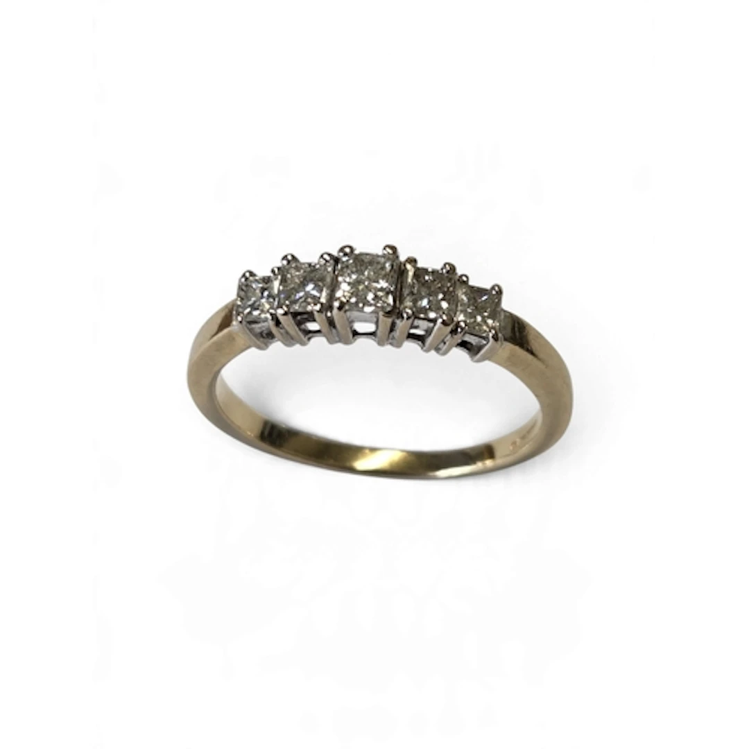 A good 18-carat gold five-stone diamond ring, set with gradu...