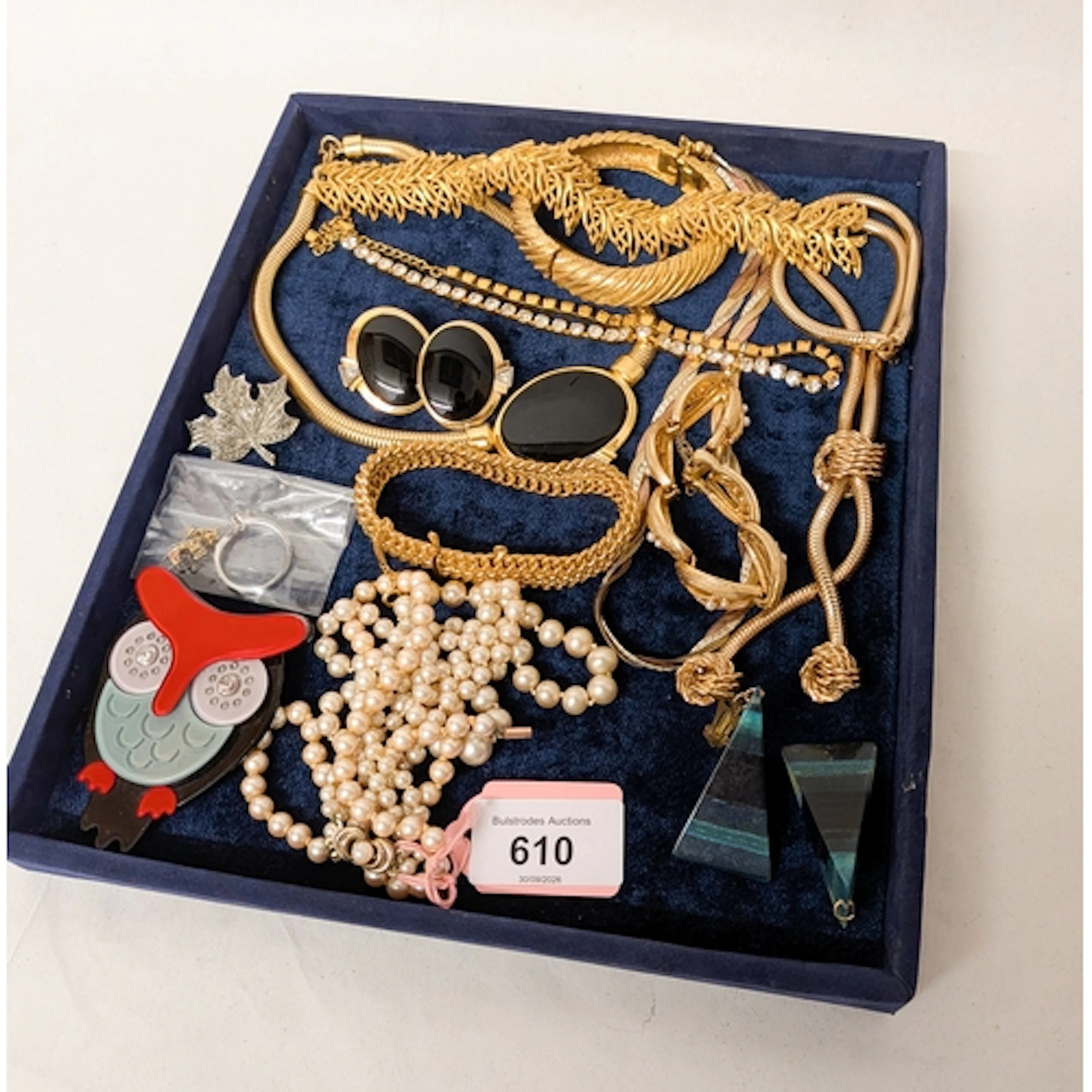 Faux pearls with a gold clasp, git metal costume jewellery, ...